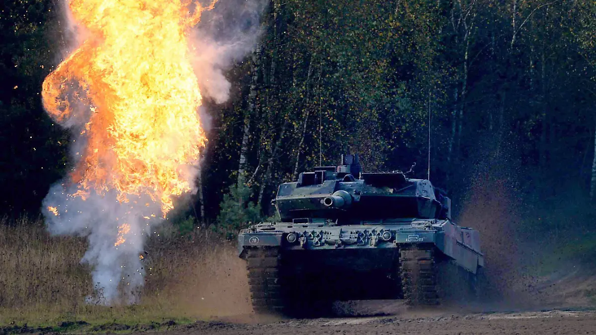ARCHIV - 10.10.2014, Niedersachsen, Bergen: Ein Panzer Leopard 2A6 fährt während der Informationslehrübung «Landoperationen» durch das Gelände. Deutschland will in einem ersten Schritt 14 Leopard-Kampfpanzer des Typs 2A6 aus den Beständen der Bundeswehr in die Ukraine liefern. Das kündigte Regierungssprecher Hebestreit am Mittwoch in einer Mitteilung an. Foto: picture alliance / dpa +++ dpa-Bildfunk +++