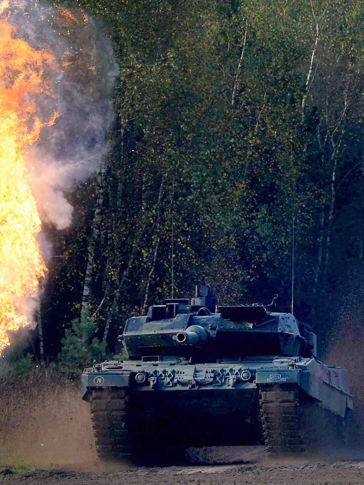 ARCHIV - 10.10.2014, Niedersachsen, Bergen: Ein Panzer Leopard 2A6 fährt während der Informationslehrübung «Landoperationen» durch das Gelände. Deutschland will in einem ersten Schritt 14 Leopard-Kampfpanzer des Typs 2A6 aus den Beständen der Bundeswehr in die Ukraine liefern. Das kündigte Regierungssprecher Hebestreit am Mittwoch in einer Mitteilung an. Foto: picture alliance / dpa +++ dpa-Bildfunk +++