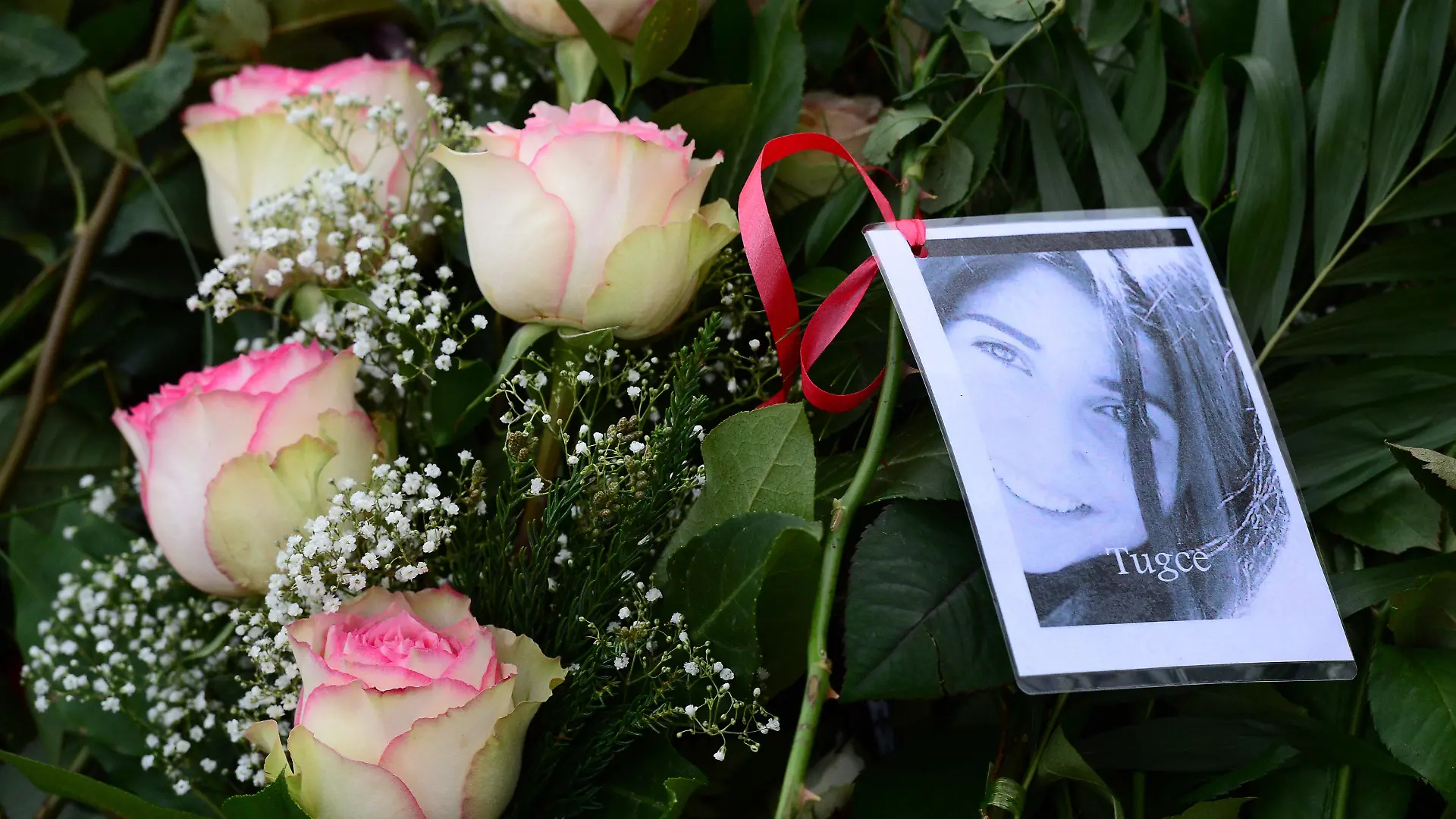 dpatopbilder Mit Blumen bedeckt ist das Grab der getöteten Studentin Tugce Albayrak am 03.12.2014 auf dem Friedhof in Bad Soden-Salmünster (Hessen). Tausende hatten sich am Nachmittag von der gewaltsam ums Leben gekommenen jungen Frau verabschiedet. Die junge Frau war Mitte November nach einer Prügelattacke und anschließendem Sturz vor einem Schnellrestaurant in Offenbach ins Koma gefallen, aus dem sie nicht mehr erwachte. Foto: Boris Roessler/dpa +++(c) dpa - Bildfunk+++