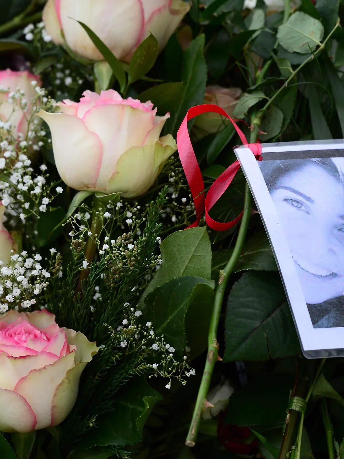 dpatopbilder Mit Blumen bedeckt ist das Grab der getöteten Studentin Tugce Albayrak am 03.12.2014 auf dem Friedhof in Bad Soden-Salmünster (Hessen). Tausende hatten sich am Nachmittag von der gewaltsam ums Leben gekommenen jungen Frau verabschiedet. Die junge Frau war Mitte November nach einer Prügelattacke und anschließendem Sturz vor einem Schnellrestaurant in Offenbach ins Koma gefallen, aus dem sie nicht mehr erwachte. Foto: Boris Roessler/dpa +++(c) dpa - Bildfunk+++