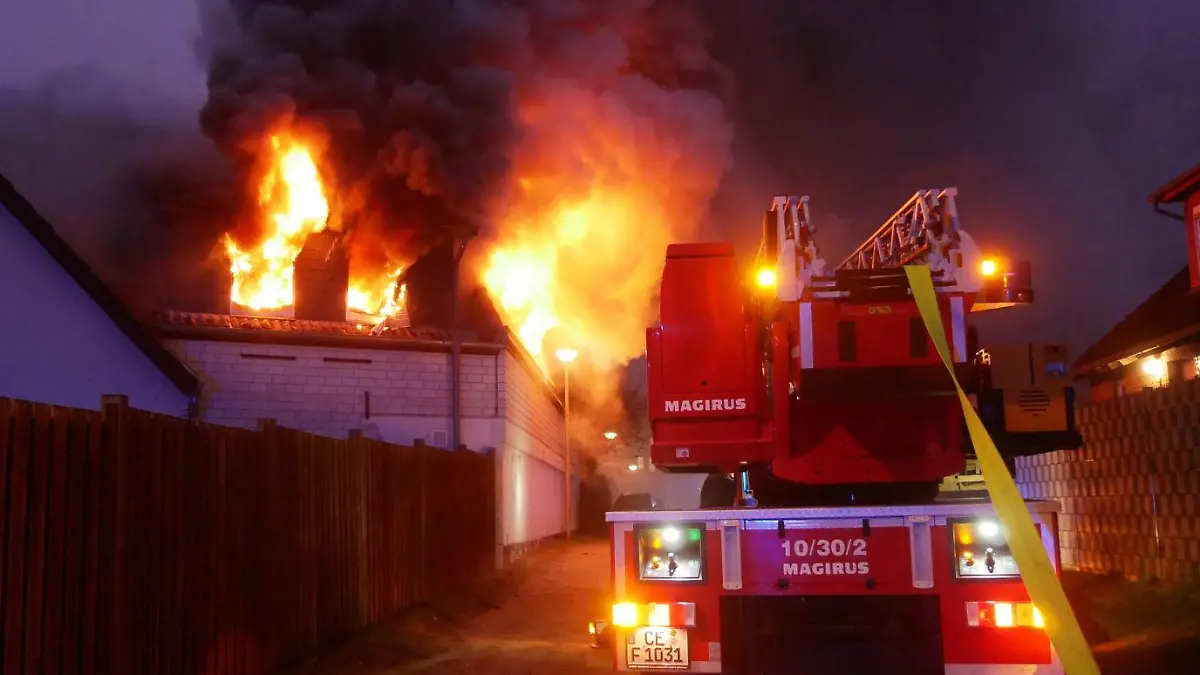 Meterhoch schlagen die Flammen aus dem Gebäude.