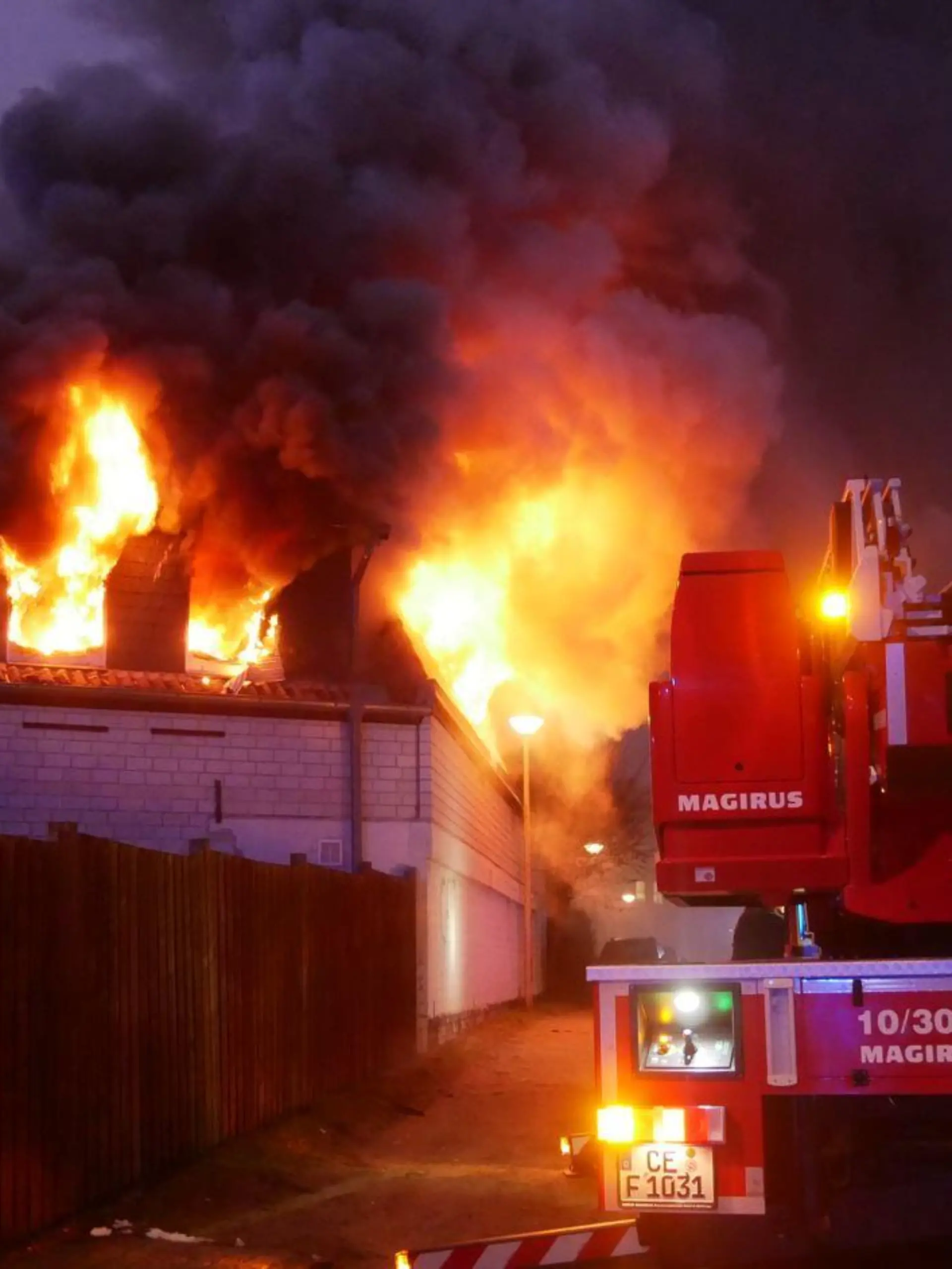 Meterhoch schlagen die Flammen aus dem Gebäude.