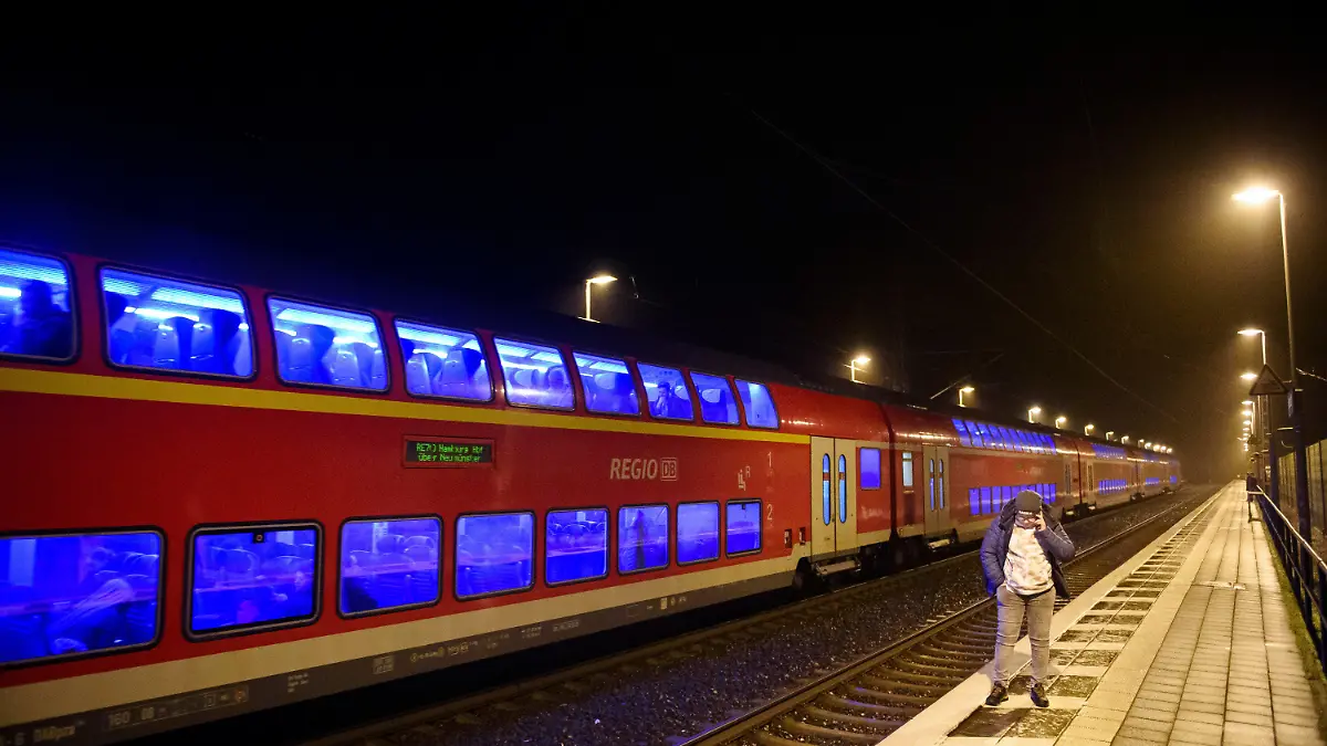 26.01.2023, Schleswig-Holstein, Brokstedt: Ein Zug der Linie RE70 nach Hamburg Hauptbahnhof der Deutschen Bahn Regio Nord steht bei seinem Halt im Bahnhof von Brokstedt am Bahnsteig und wartet auf den Zustieg der Fahrgäste. Bei einer Messerattacke in einem Regionalzug von Kiel nach Hamburg sind zwei Menschen getötet und sieben verletzt worden. Foto: Gregor Fischer/dpa +++ dpa-Bildfunk +++