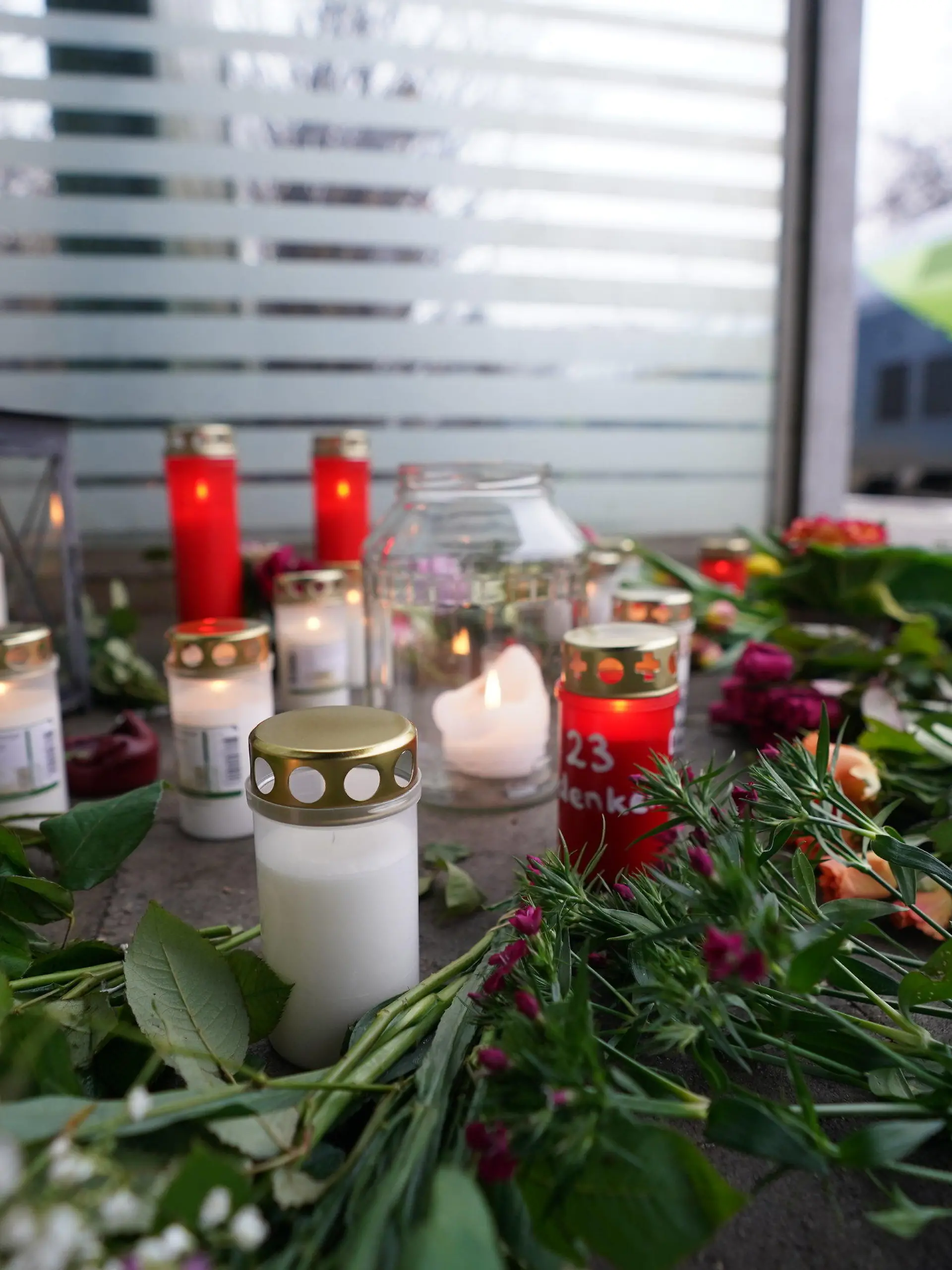 26.01.2023, Schleswig-Holstein, Brokstedt: Blumen und Kerzen liegen auf dem Bahnsteig im Bahnhof von Brokstedt. Bei einer Messerattacke in einem Regionalzug von Kiel nach Hamburg sind am 25.01.2023 zwei Menschen getötet und sieben verletzt worden. Foto: Marcus Brandt/dpa +++ dpa-Bildfunk +++