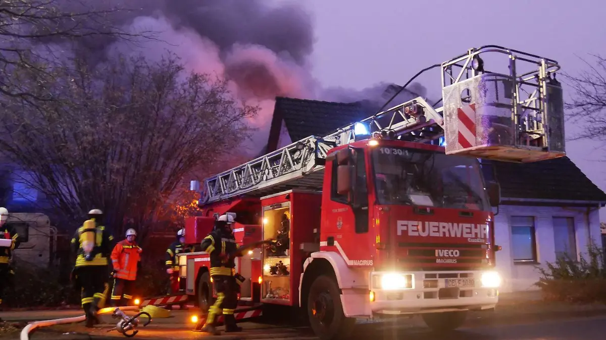 Gleich drei Drehleiter-Fahrzeuge sind im Einsatz.