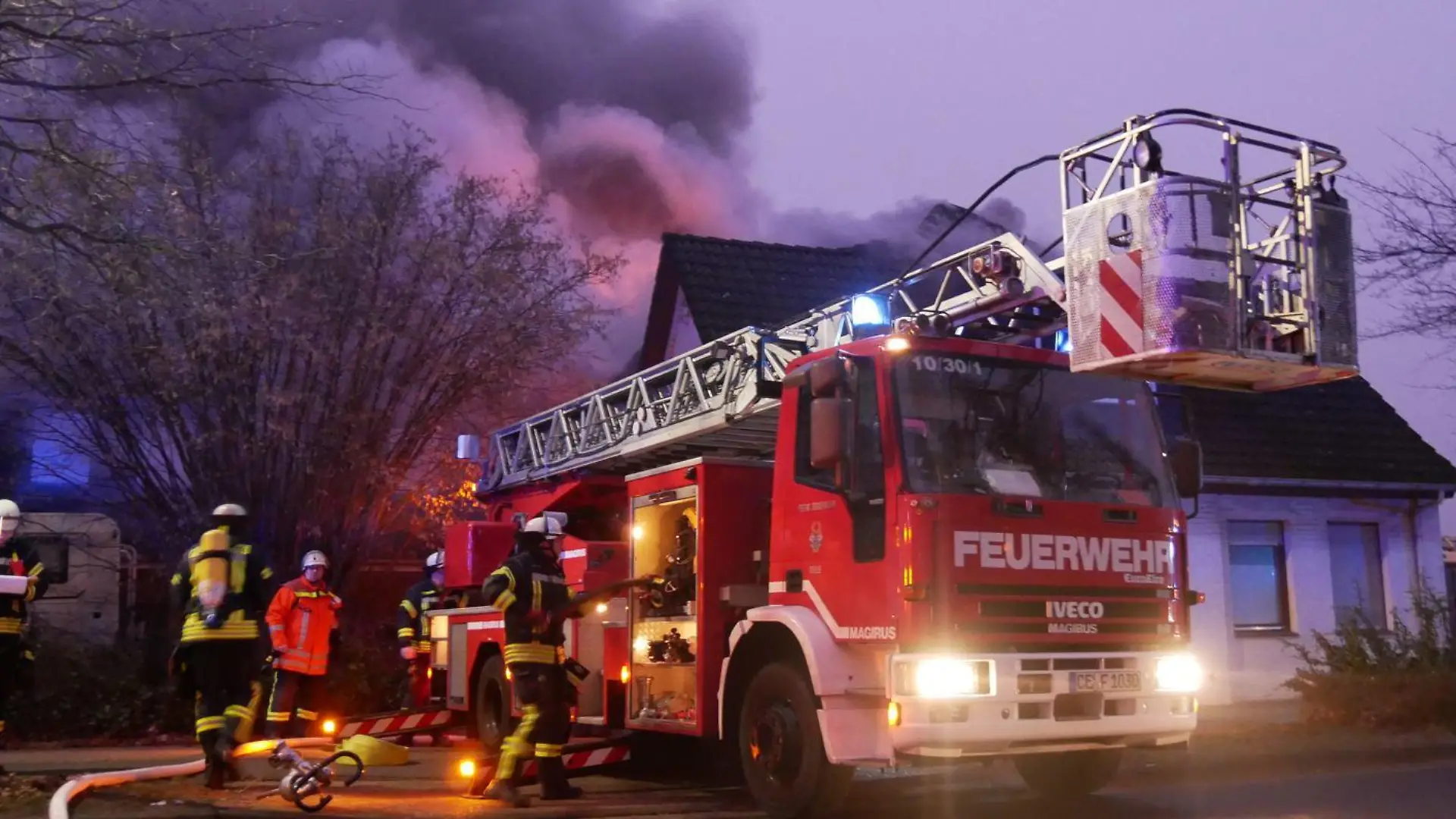 Gleich drei Drehleiter-Fahrzeuge sind im Einsatz.