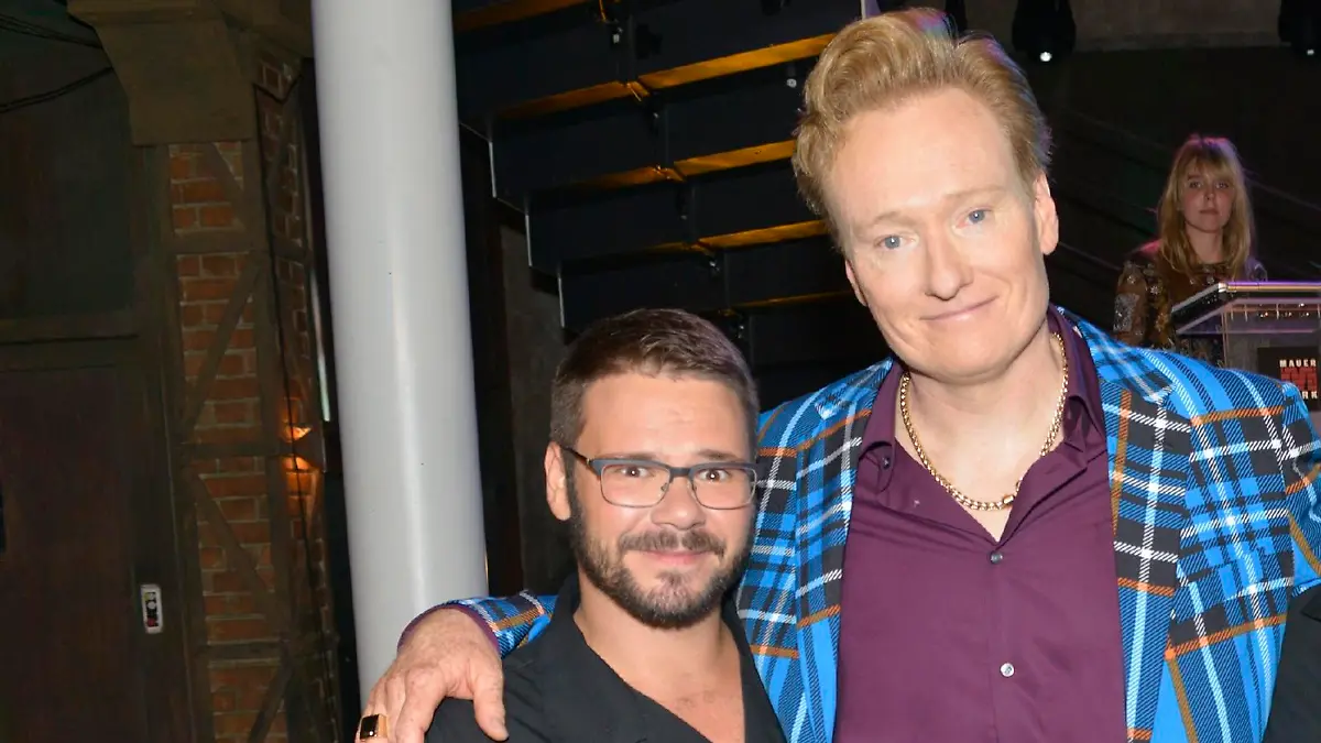 Gaststar Conan O'Brien (M.) mit den "GZSZ"-Schauspielern Thomas Drechsel und Eva Mona Rodekirchen.
