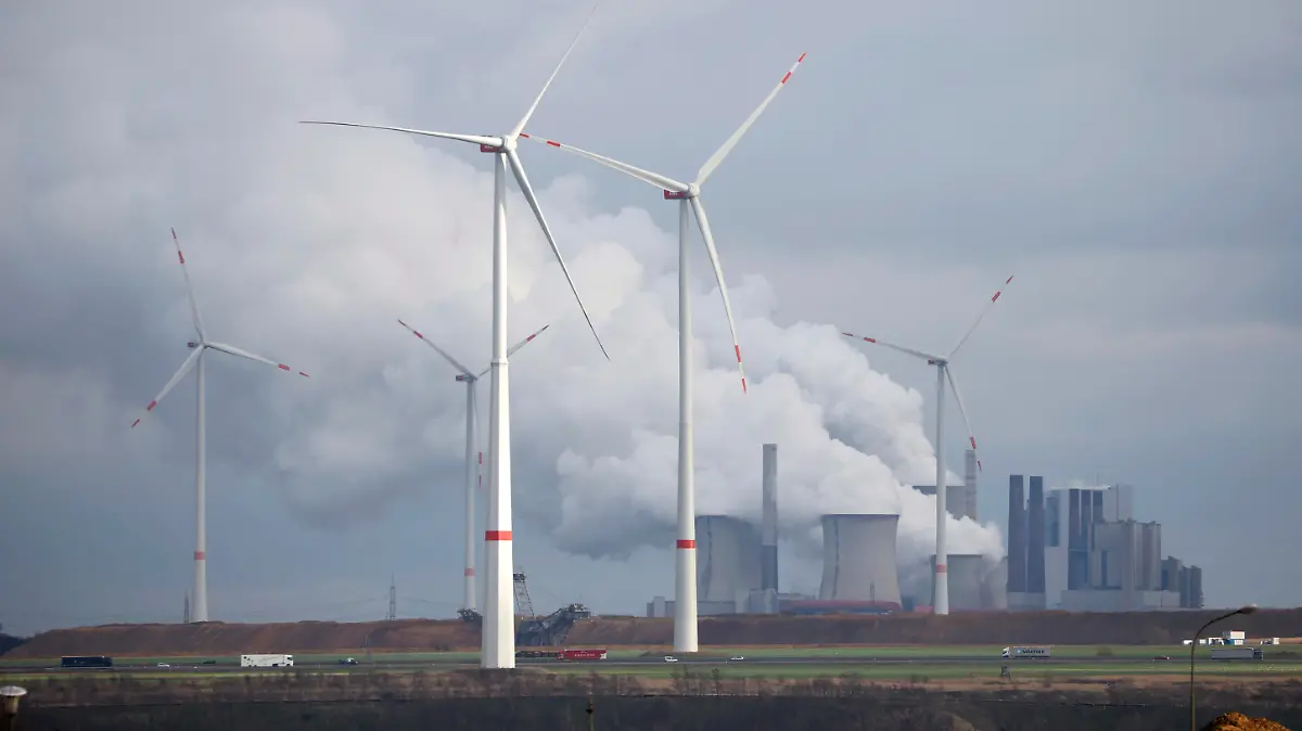 Windkraftanlagen stehen auf einem Feld bei Erkelenz, dahinter das Kohlekraftwerk Neurath von RWE. Die Ampelkoalition hat den Ausbau erneuerbarer Energien beschlossen. Danach sollen bis 2030 mindestens 11,5 Gigawatt aus Windenergie produziert werden. (Themenbild, Symbolbild) Erkelenz, 09.01.2023
