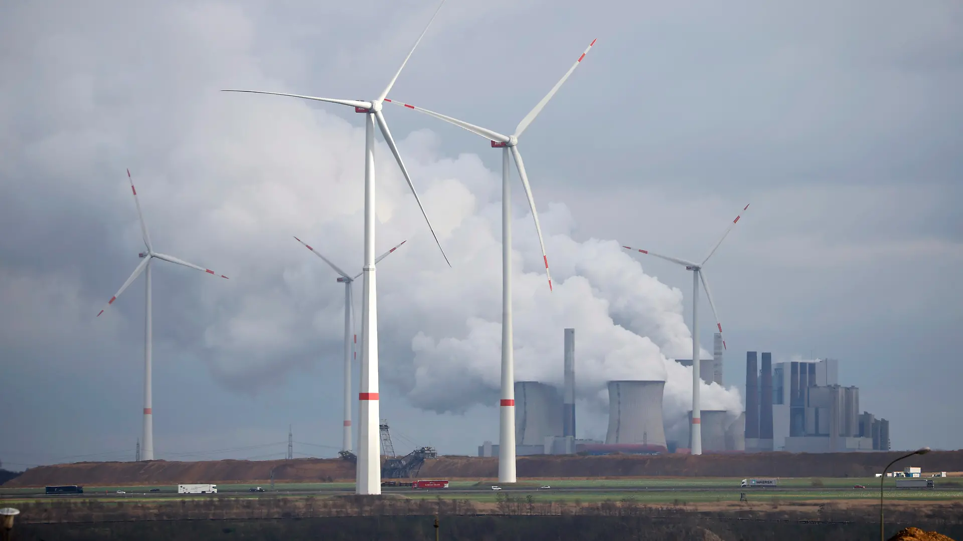 Windkraftanlagen stehen auf einem Feld bei Erkelenz, dahinter das Kohlekraftwerk Neurath von RWE. Die Ampelkoalition hat den Ausbau erneuerbarer Energien beschlossen. Danach sollen bis 2030 mindestens 11,5 Gigawatt aus Windenergie produziert werden. (Themenbild, Symbolbild) Erkelenz, 09.01.2023