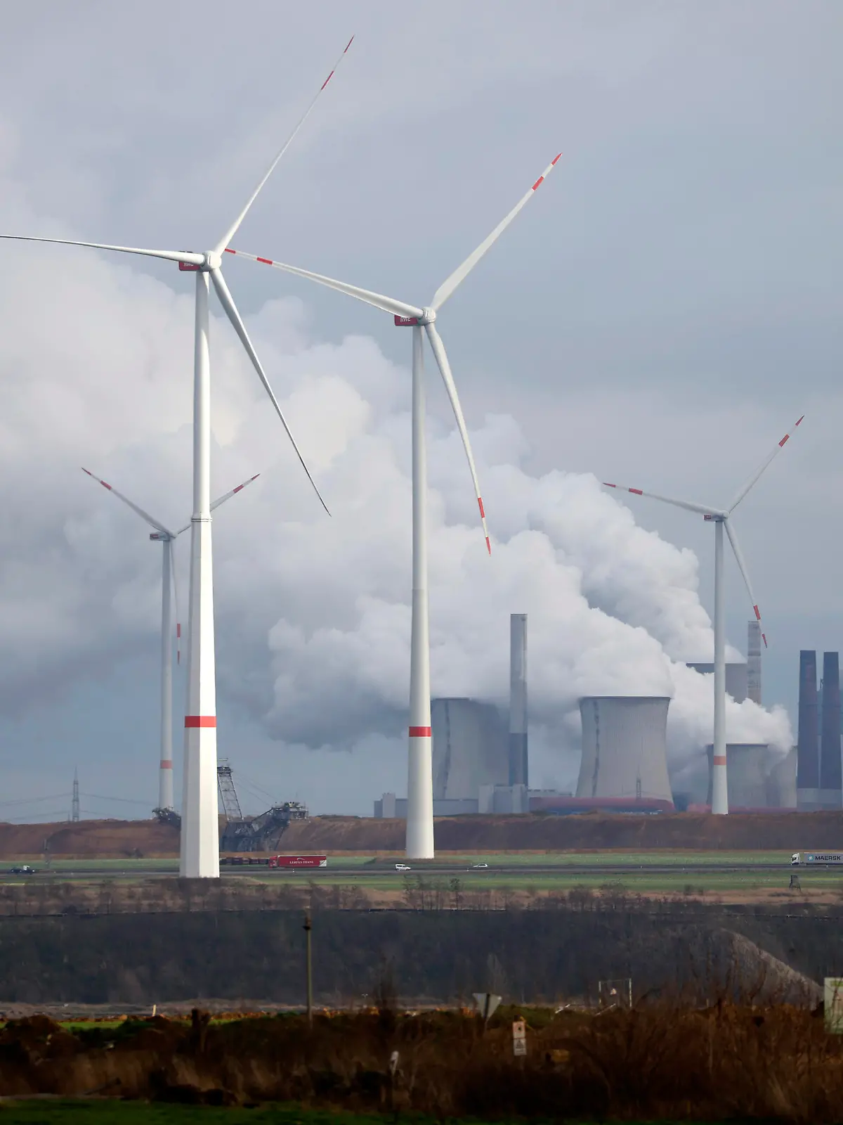 Windkraftanlagen stehen auf einem Feld bei Erkelenz, dahinter das Kohlekraftwerk Neurath von RWE. Die Ampelkoalition hat den Ausbau erneuerbarer Energien beschlossen. Danach sollen bis 2030 mindestens 11,5 Gigawatt aus Windenergie produziert werden. (Themenbild, Symbolbild) Erkelenz, 09.01.2023