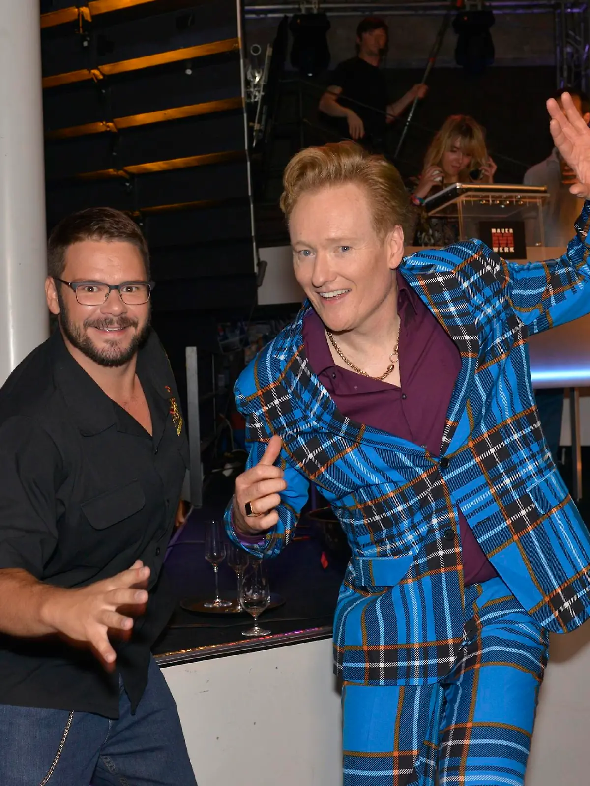 Tuner (Thomas Drechsel, l.) lässt sich auf einen wilden Ausdruckstanz mit dem extravaganten Modedesigner Johnny J. Smith (US-Talkmaster Conan O'Brien) ein, um Jule von seiner Spontanität zu überzeugen.