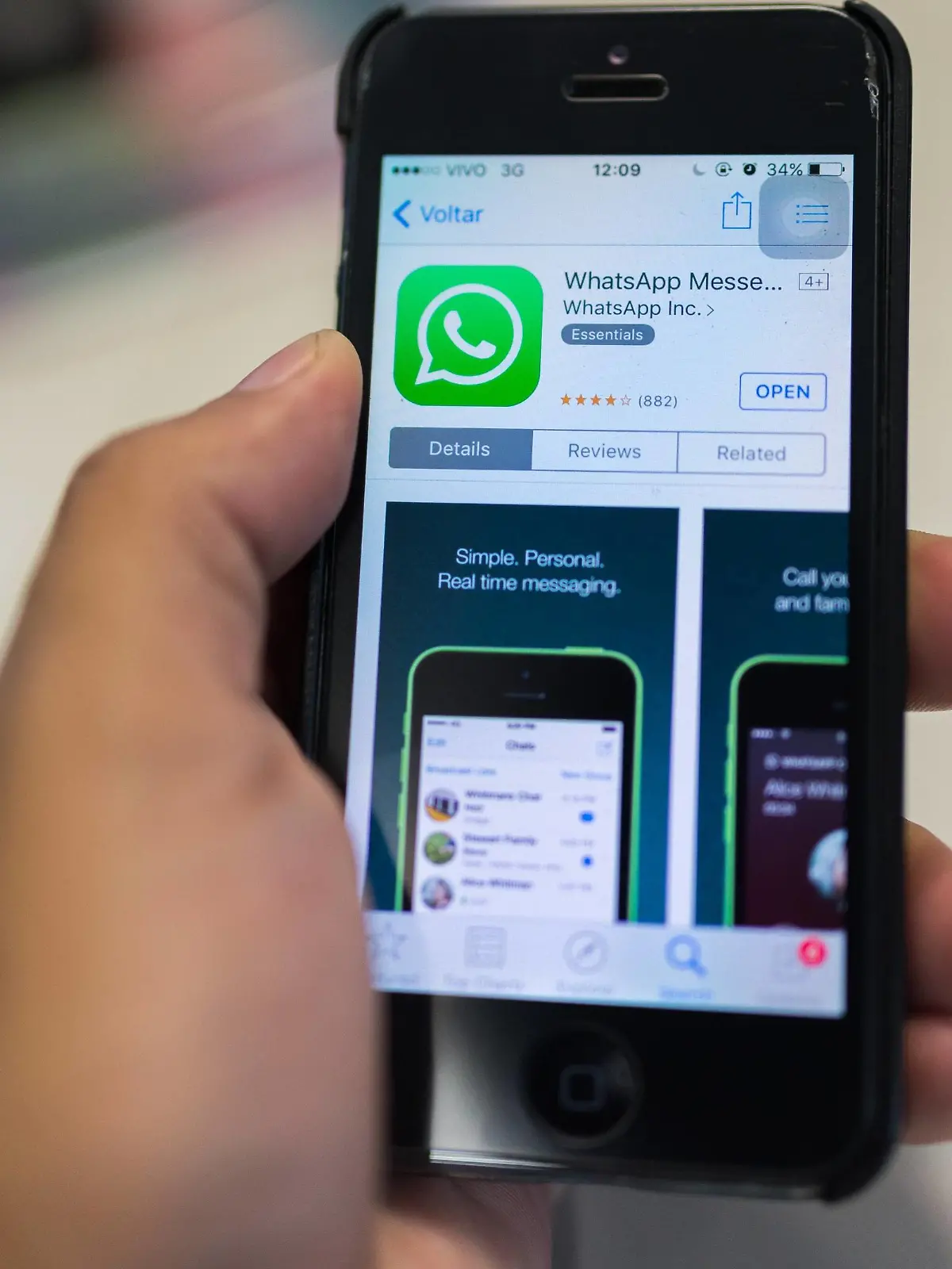 SAEO PAULO, Brazil - 12/17/2015: SUSPENS??O JUDICIAL APPLICATION WhatsApp - The justice ruled a suspended ? temporßria the application of Whats app for motifs in the ? revealed, in Brazil the sampler application ? the working estarß prox?mas in 48 hours. PUBLICATIONxNOTxINxBRA BrunoxFernandesSAEO Paulo Brazil 12 17 2015  O Judicial Application Whatsapp  The Justice ruled a Suspended temporßria The Application of Whats App for motifs in The revealed in Brazil The Sampler Application The Working estarß Prox MAS in 48 Hours PUBLICATIONxNOTxINxBRA BrunoxFernandes