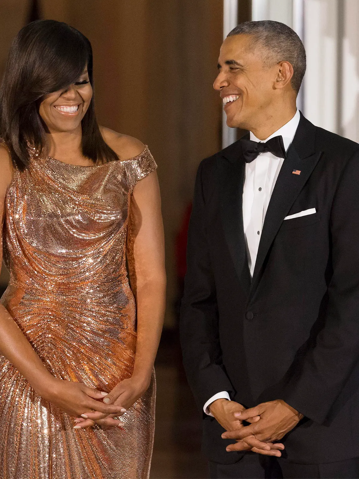 epa05591344 US President Barack Obama (R) and First Lady Michelle Obama (L) wait to greet Italian Prime Minister Matteo Renzi and his wife Agnese Landini for a state dinner, at the North Portico of the White House, in Washington DC, USA, 18 October 2016. President Obama and First Lady Michelle Obama host their final state dinner featuring celebrity chef Mario Batali and singer Gwen Stefani performing after dinner. EPA/MICHAEL REYNOLDS +++(c) dpa - Bildfunk+++