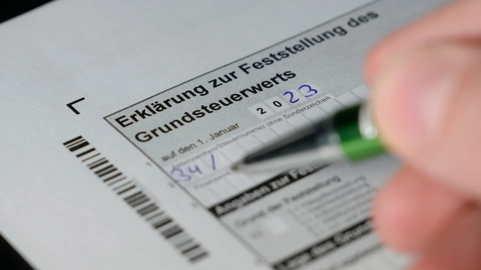 Symbolfoto und Themenbild beim Ausfuellen des Bogen zur Ermittlung, Erklaerung und Abgabe des Grundsteuerwertes mit Blick auf die Grundsteuerreform. Grundsteuerabgabe an das Finanzamt