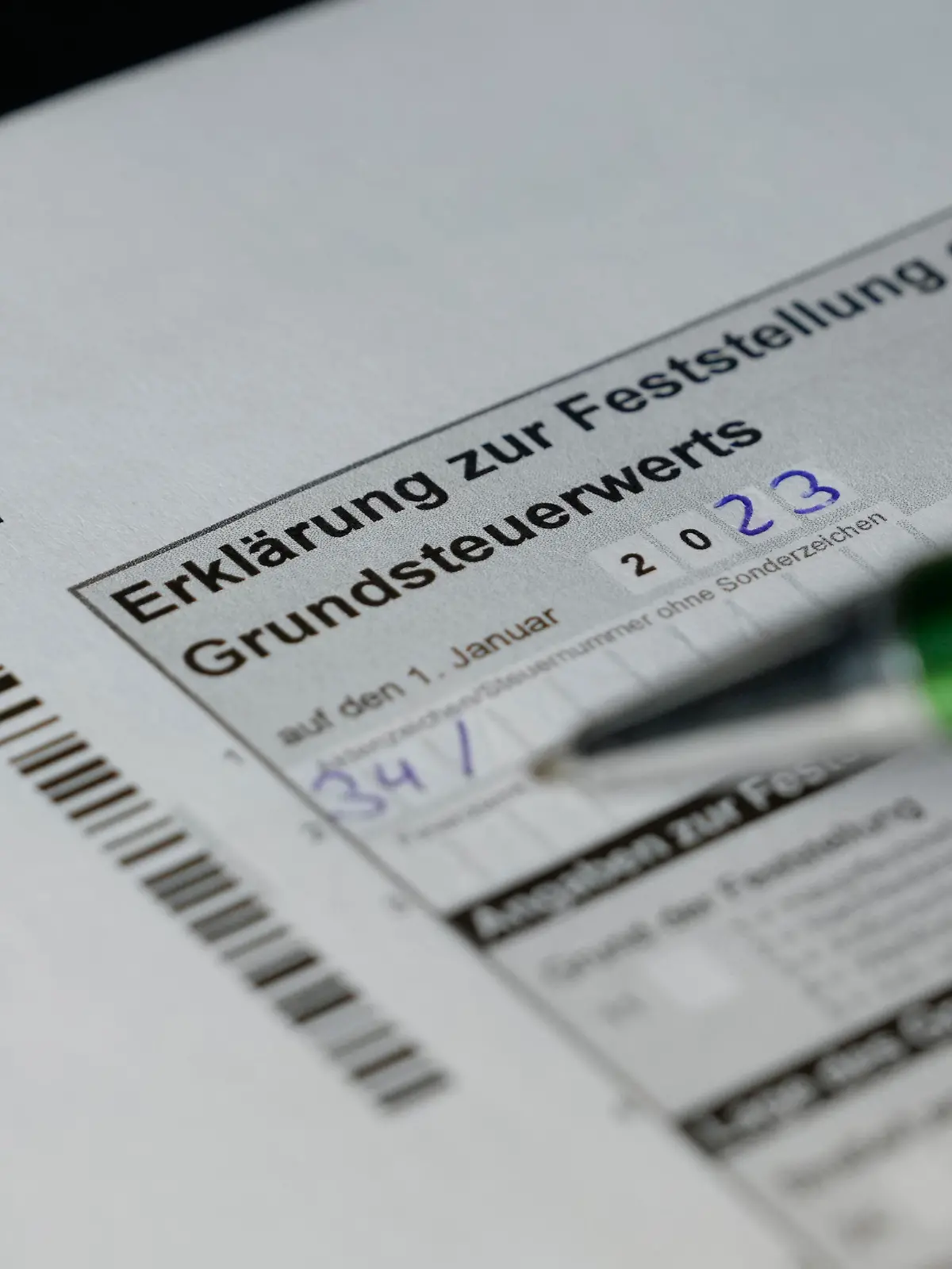 Symbolfoto und Themenbild beim Ausfuellen des Bogen zur Ermittlung, Erklaerung und Abgabe des Grundsteuerwertes mit Blick auf die Grundsteuerreform. Grundsteuerabgabe an das Finanzamt
