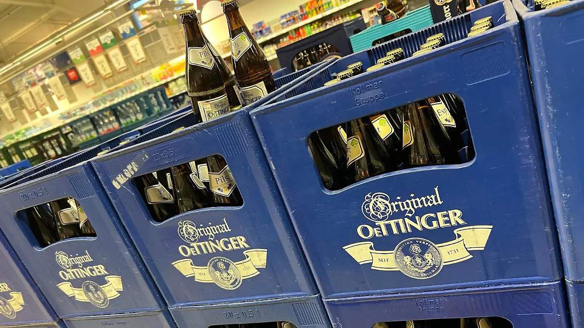 ORIGINAL OETTINGER BIER ,gestapelte volle Bierkisten in einem Getraenkemarkt, Bierflaschen. ?