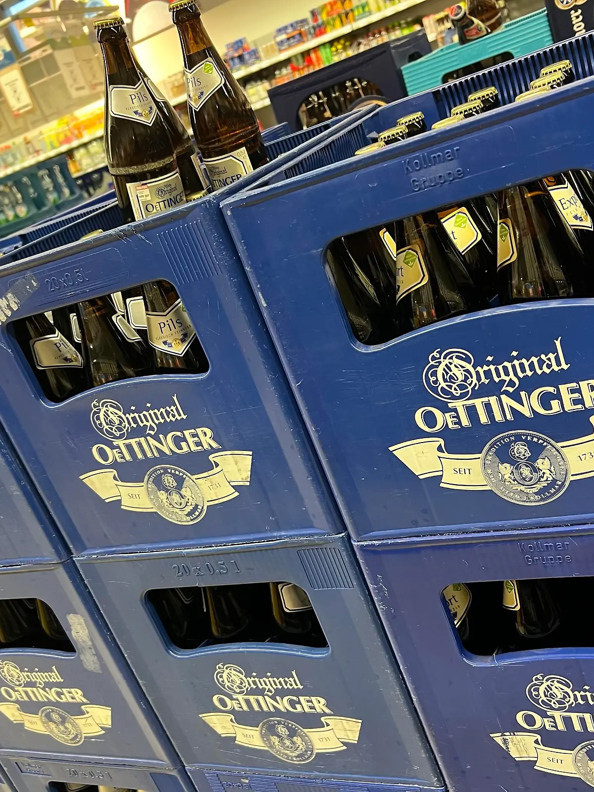 ORIGINAL OETTINGER BIER ,gestapelte volle Bierkisten in einem Getraenkemarkt, Bierflaschen. ?
