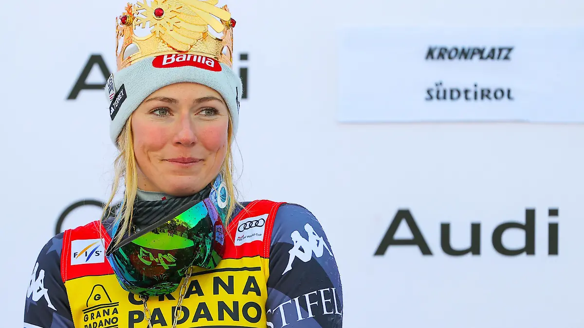 ALPINE SKIING - FIS WC Kronplatz KRONPLATZ,ITALY,25.JAN.23 - ALPINE SKIING - FIS World Cup, giant slalom, ladies. Image shows Mikaela Shiffrin USA. Keywords: trophy. PUBLICATIONxNOTxINxAUTxSUIxSWE GEPAxpictures/xThomasxBachun