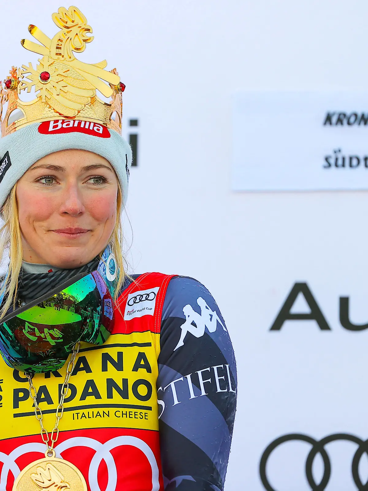 ALPINE SKIING - FIS WC Kronplatz KRONPLATZ,ITALY,25.JAN.23 - ALPINE SKIING - FIS World Cup, giant slalom, ladies. Image shows Mikaela Shiffrin USA. Keywords: trophy. PUBLICATIONxNOTxINxAUTxSUIxSWE GEPAxpictures/xThomasxBachun