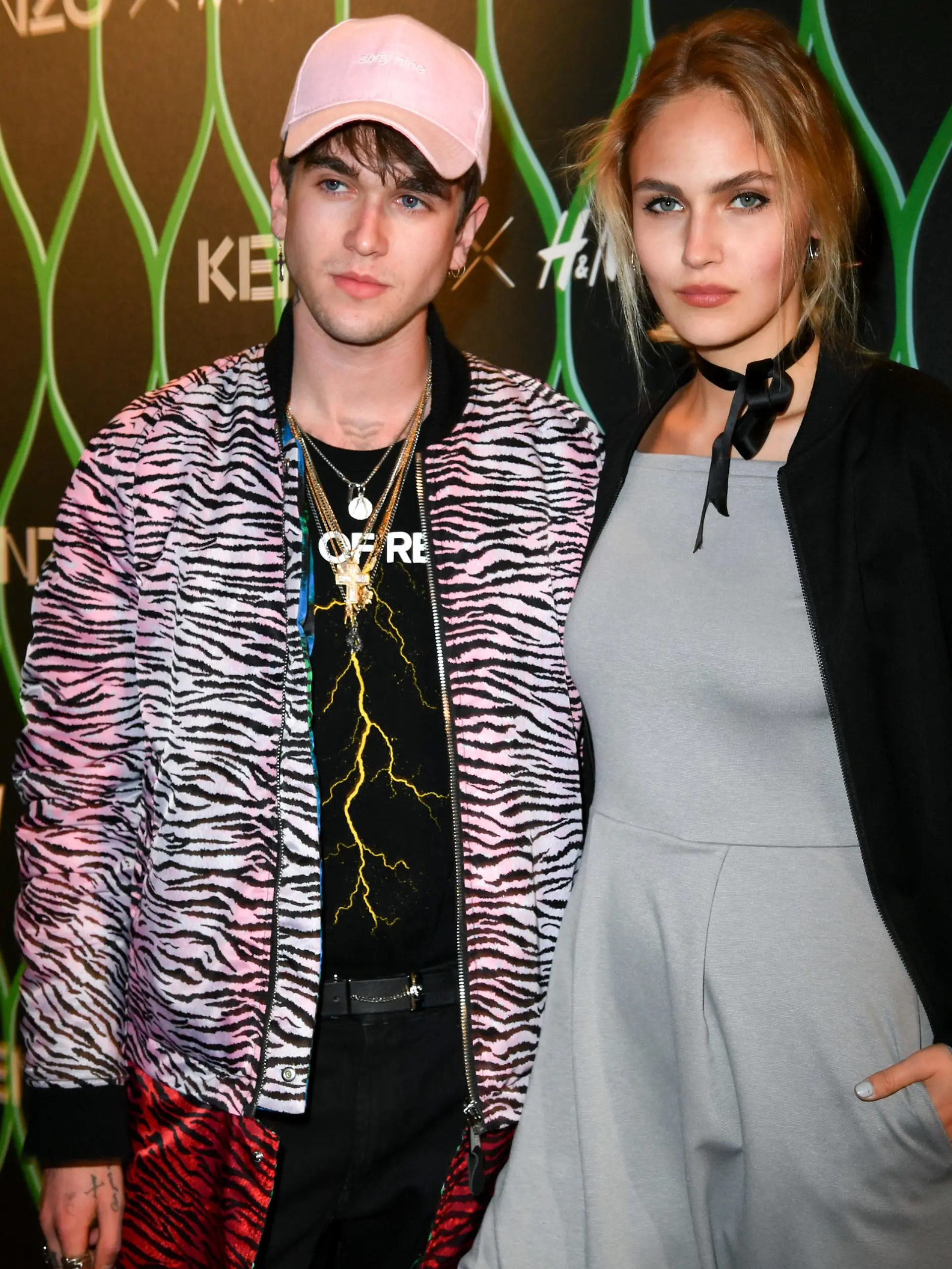 Elena Carrière posiert mit Model und Musiker Gabriel Kane.