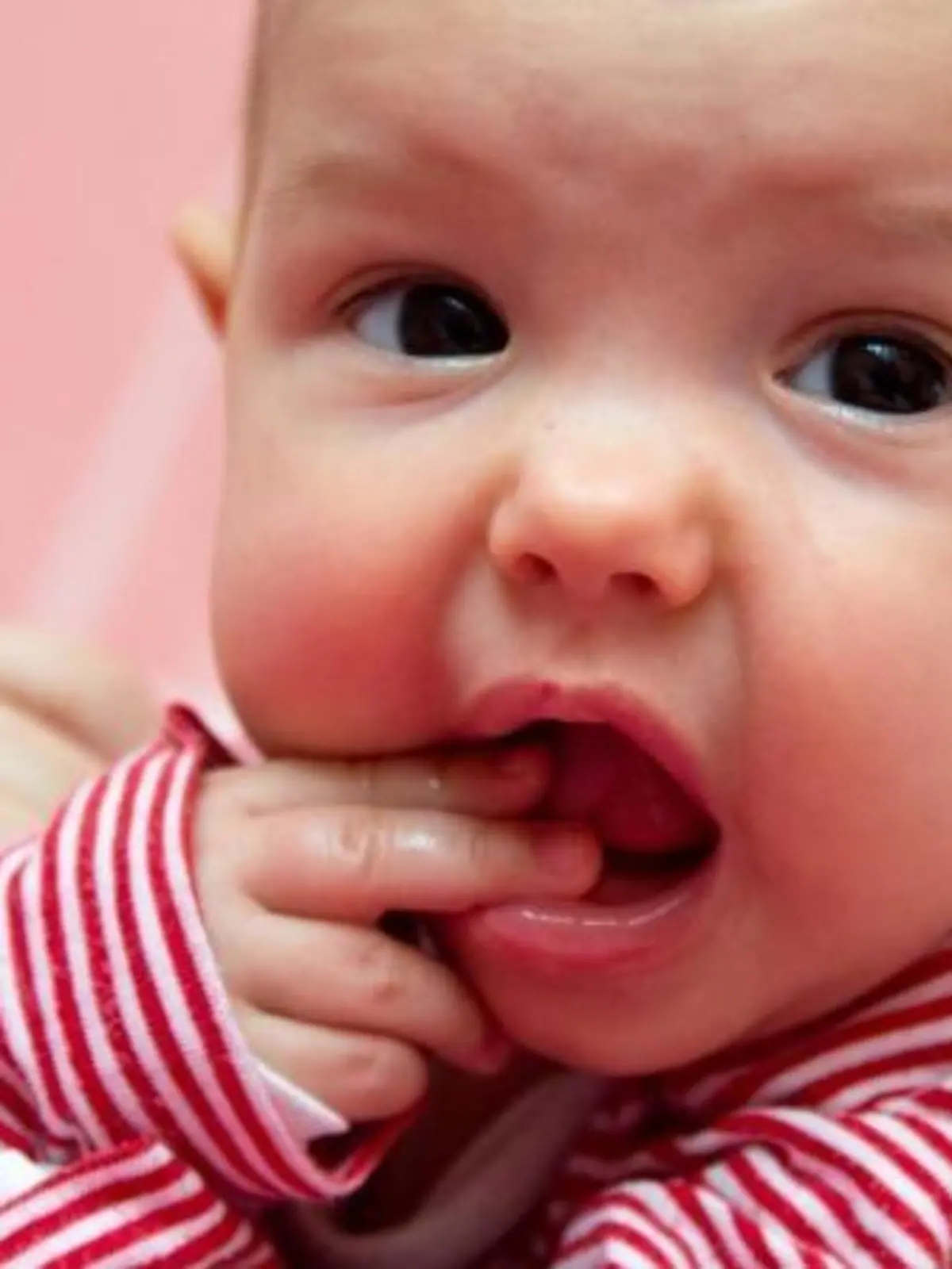 Fängt das Baby an, auf seinen Fingern herumzukauen, ist es Zeit für Beikost. Foto: Andrea Warnecke