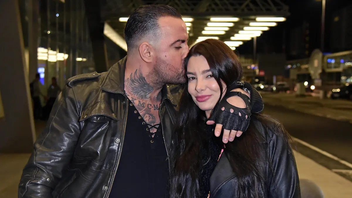 Cosimo Citiolo und Freundin Nathalie Gaus beim Abflug der ICH BIN EIN STAR - HOLT MICH HIER RAUS Dschungelcamp-Kandidaten nach Australien am Frankfurt International Airport in Frankfurt am Main am 01.01.2023 *** Cosimo Citiolo and girlfriend Nathalie Gaus at the departure of the I AM A STAR GET ME OUT OF HERE jungle camp candidates to Australia at Frankfurt International Airport in Frankfurt am Main on 01 01 2023