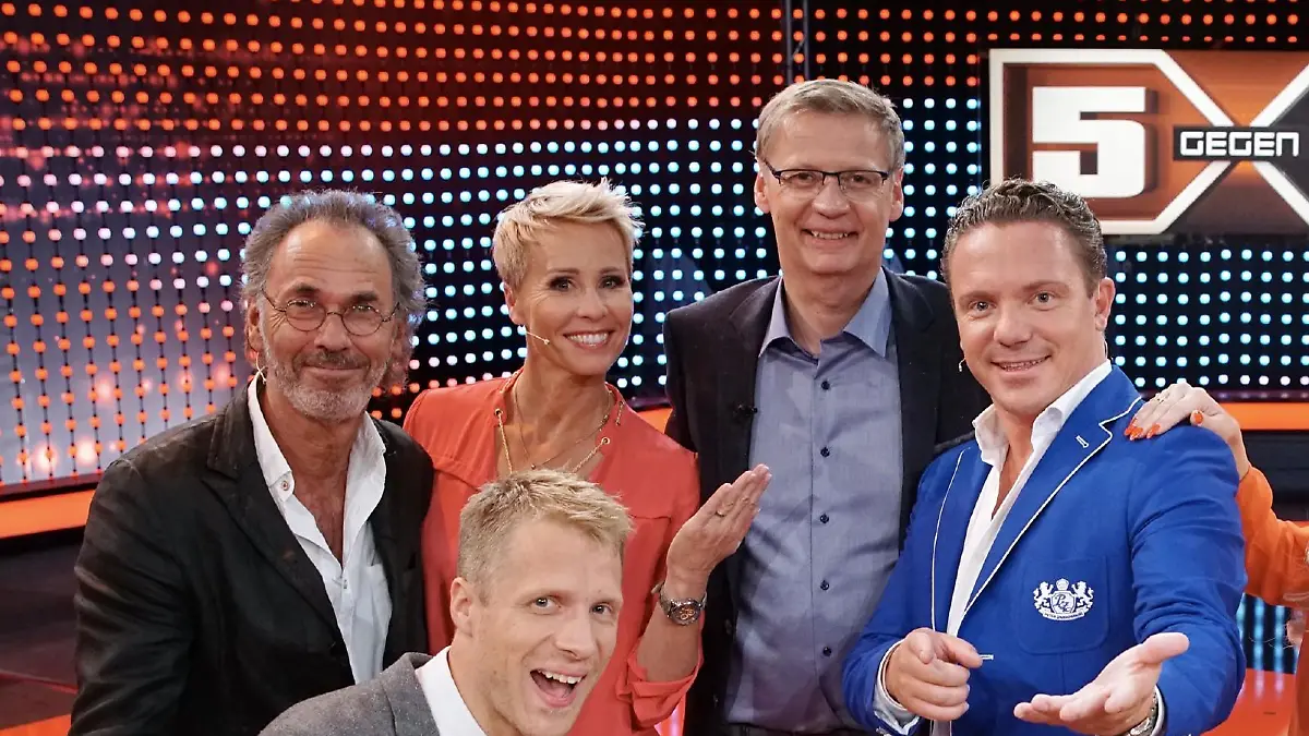 Günther Jauch (4.v.l.) tritt als Quizkandidat gegen (v.l.) Hugo Egon Balder, Sonja Zietlow, Stefan Mross, Daniela Katzenberger und Lucas Cordalis an und will gewinnen! Wer gewinnt bis zu 300.000 Euro für den guten Zweck? Moderiert wird das unterhaltsame Show-Event von Deutschlands schlagfertigstem Comedy-Star, Oliver Pocher (vorne).