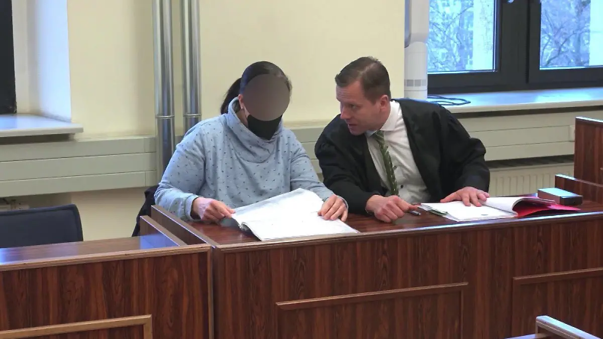 Silke T. sitzt mit ihrem Anwalt bei Gericht.