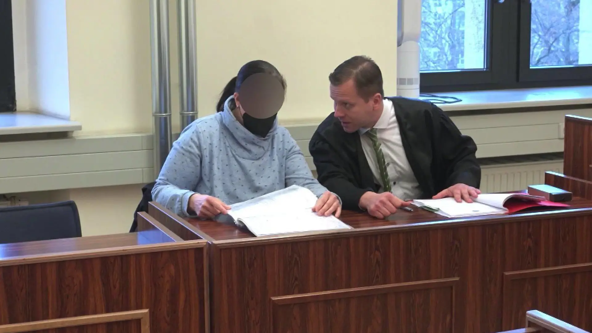 Silke T. sitzt mit ihrem Anwalt bei Gericht.