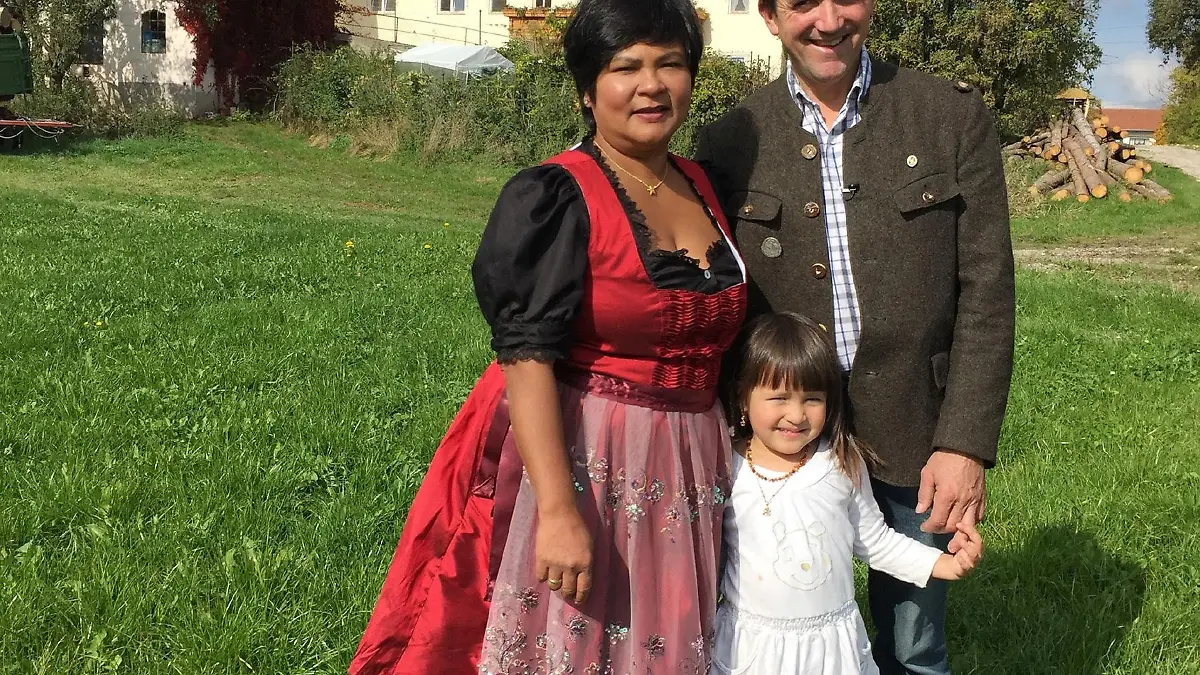 Josef und Narumol mit ihrer Tochter Jorafina (4)