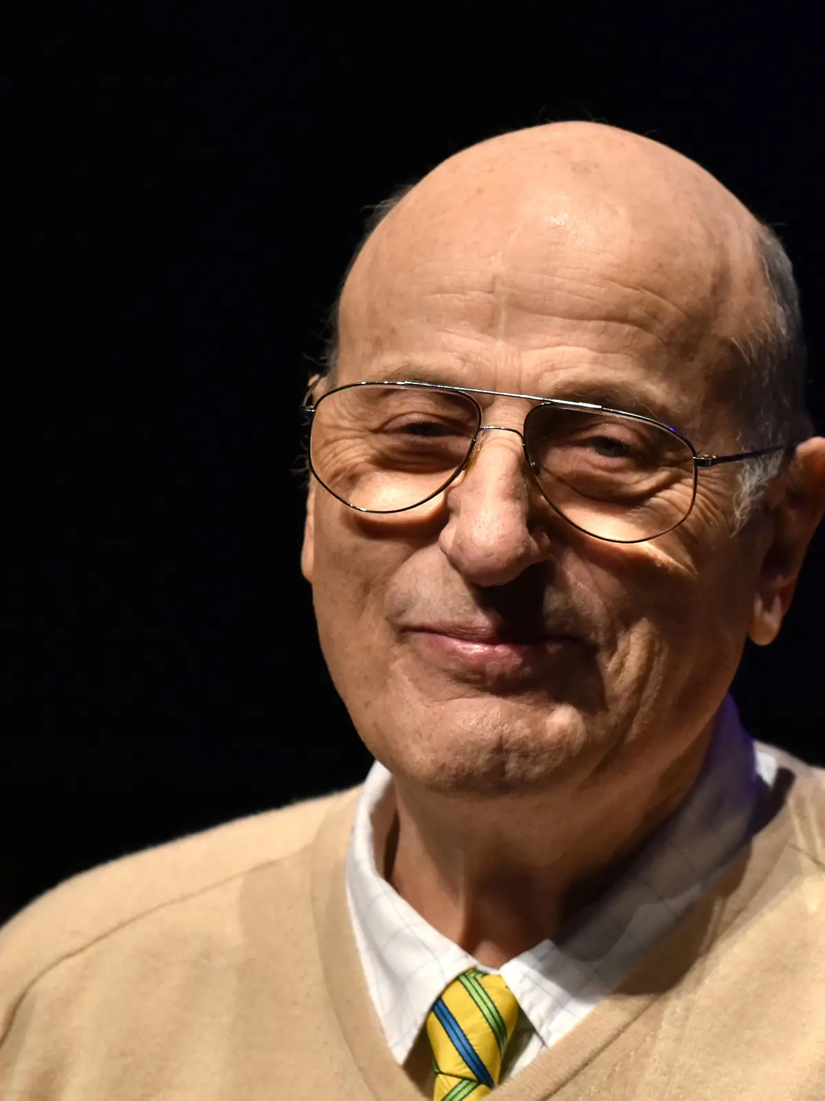 Der Schauspieler und Chansonnier Manfred Krug (78) lächelt am 27.03.2015 kurz vor seinem Konzert in Potsdam (Brandenburg) auf der Bühne. Gemeinsam mit Uschi Brüning ist er für das Album «Auserwählt» mit dem German Jazz Award geehrt worden. Foto: Ralf Hirschberger/dpa | Verwendung weltweit