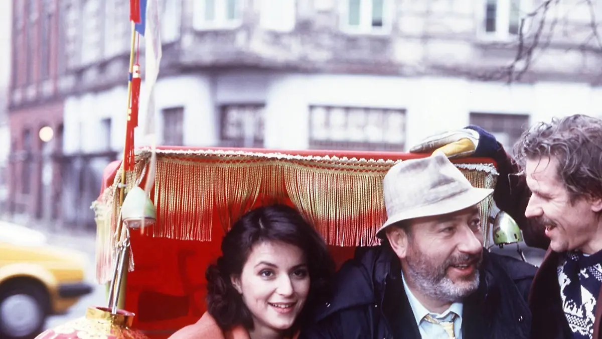 LIEBLING KREUZBERG LIEBLING KREUZBERG Widerstand und so weiter Ria Hegewald (MARTINA GEDECK) und Liebling (MANFRED KRUG) treffen einen früheren Schauspieler (WOLF DIETRICH SPRENGER), der sich als Rikschafahrer seinen Lebensunterhalt verdienen wollte, dessen Pläne aber durch den Loddel Norbert durchkreuzt werden ... C41961-0-52453 , 18kpaKreuzberg !AUFNAHMEDATUM GESCHÄTZT! Copyright: KPA UnitedArchives00886241
Darling Kreuzberg Darling Kreuzberg Resistance and as further Estuary Hegewald Martina Gedeck and Darling Manfred Krug Meeting a earlier Actor Wolf Dietrich Sprenger the to as Pedicab drivers his Livelihood deserve wanted it Plans but through the Norbert crosses will C41961 0 date estimated Copyright KPA UnitedArchives00886241