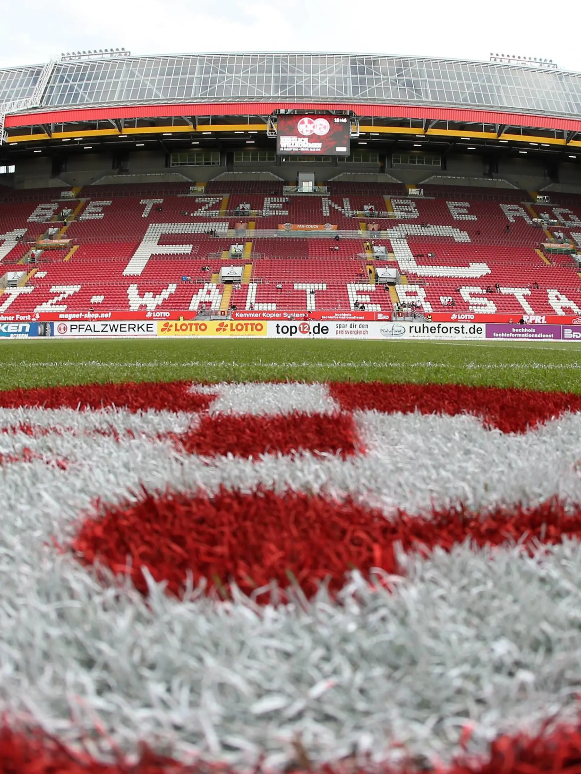 2. Fußball Bundesliga: FC Kaiserslautern - Fortuna Düsseldorf, 3. Spieltag am 29.08.2016, xmdx, FC Kaiserslautern Logo im Fritz Walter Stadion FC Kaiserslautern - Fortuna Düsseldorf

2 Football Bundesliga FC Kaiserslautern Fortuna Dusseldorf 3 Matchday at 29 08 2016 xmdx FC Kaiserslautern emblem in Fritz Walter Stadium FC Kaiserslautern Fortuna Dusseldorf  