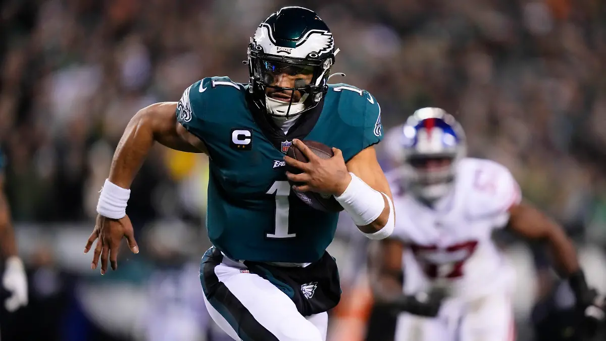 21.01.2023, USA, Philadelphia: American Football: Profiliga NFL, Philadelphia Eagles - New York Giants, Play-off-Runde, Viertelfinale: Philadelphia Eagles-Quarterback Jalen Hurts läuft zu einem Touchdown. Foto: Matt Rourke/AP/dpa +++ dpa-Bildfunk +++