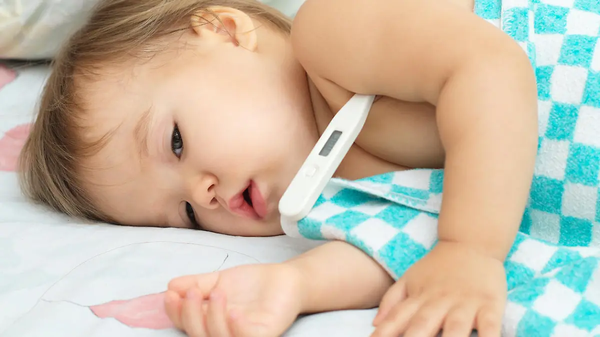 Kleinkind mit Thermometer unterm Arm