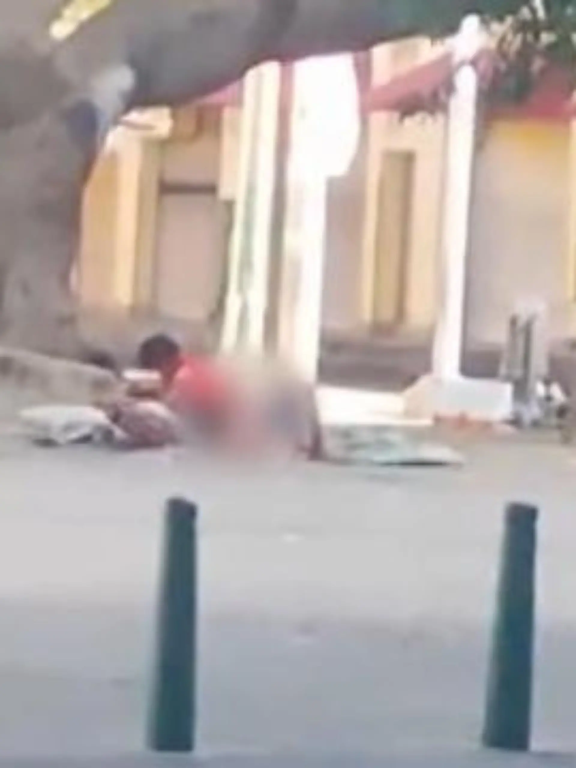 Da hat es jemand wohl nicht mehr ins Schlafzimmer geschafft! Im nordkolumbianischen Barranquilla hatte ein Pärchen Sex - mitten auf einem öffentlichen Platz im Hafenbezirk. Und das mitten am Tag! Anwohner nennen den Vorfall eine "Verwahrlosung der Gesellschaft" - den beiden Liebesvögeln wird das wohl egal sein. Wie egal ihnen scheinbar alles ist, zeigen wir im Video.