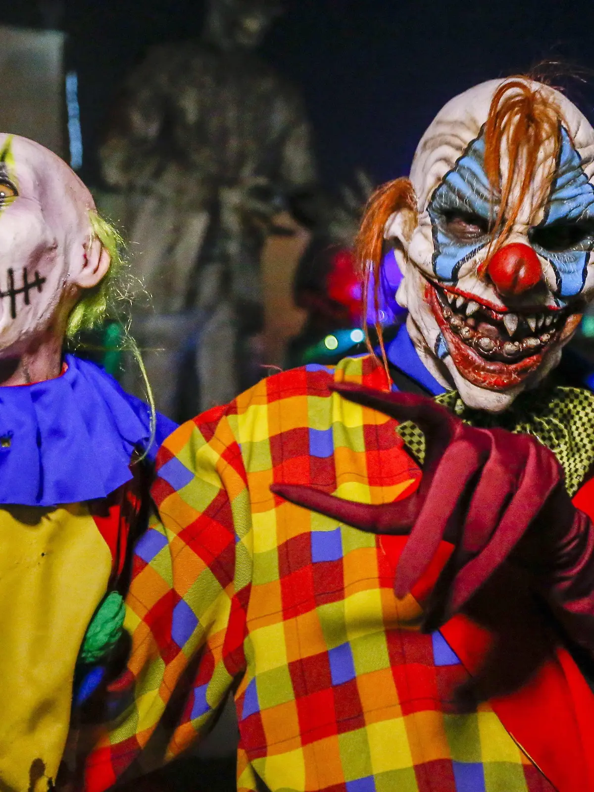 FILE - epa05002877 A creepy clown and his puppet companion greet daring visitors at the Netherworld Haunted House in Norcross, Georgia, USA, 29 October 2015. First opened for the Halloween season in 1997, Netherworld is now considered one of the scariest and best haunted houses in the United States. EPA/ERIK S. LESSER (zu dpa-Korr "Nicht witzig: Gruselige Clowns terrorisieren die USA" vom 13.10.2016) +++(c) dpa - Bildfunk+++