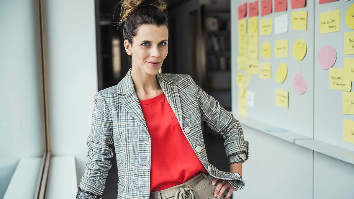 IMAGO Creative: Internationaler Frauenmonat, Geschlechterrollen aufbrechen Businesswoman with hand on hip standing in office model released Symbolfoto property released UUF24426