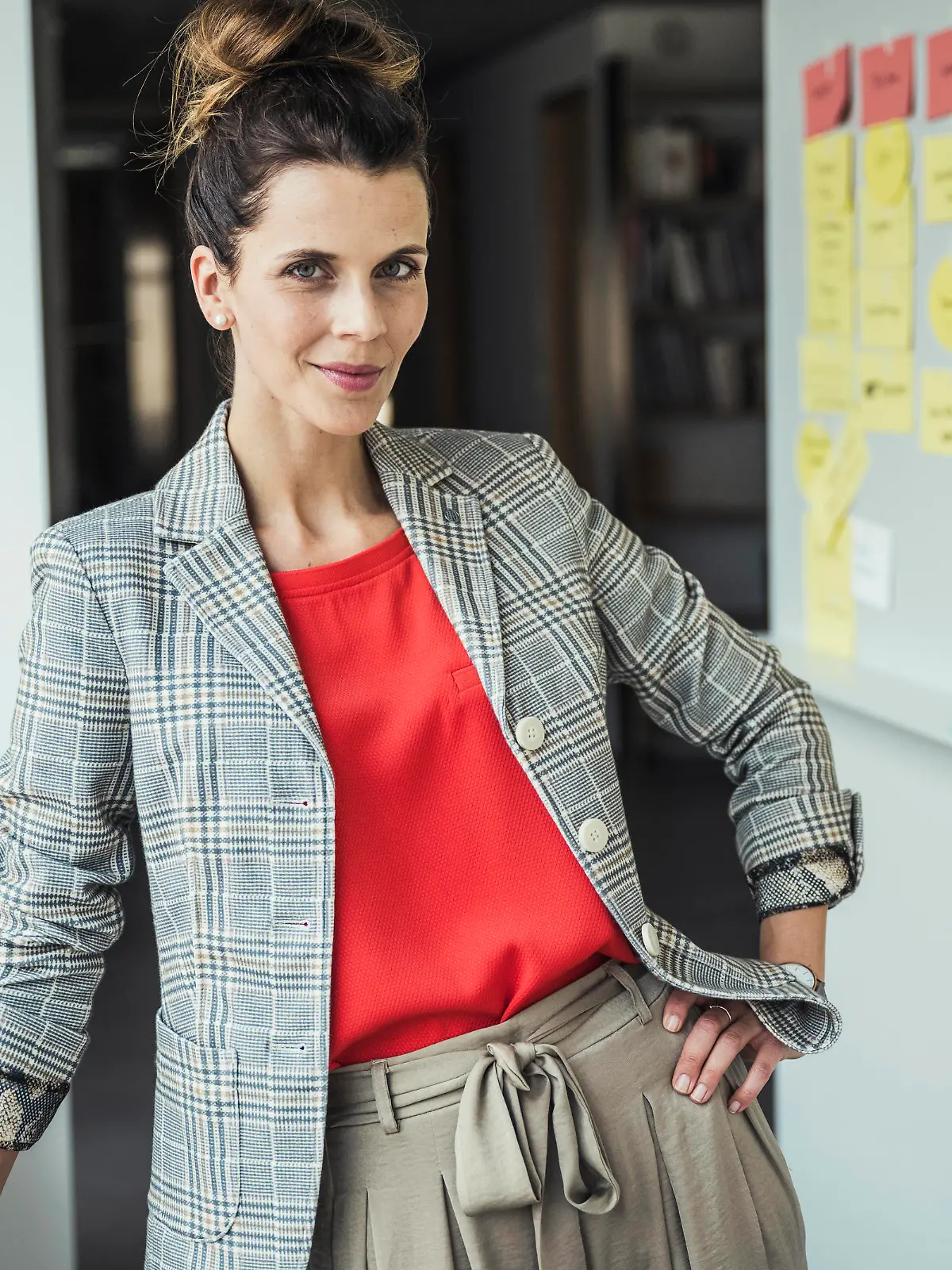 IMAGO Creative: Internationaler Frauenmonat, Geschlechterrollen aufbrechen Businesswoman with hand on hip standing in office model released Symbolfoto property released UUF24426