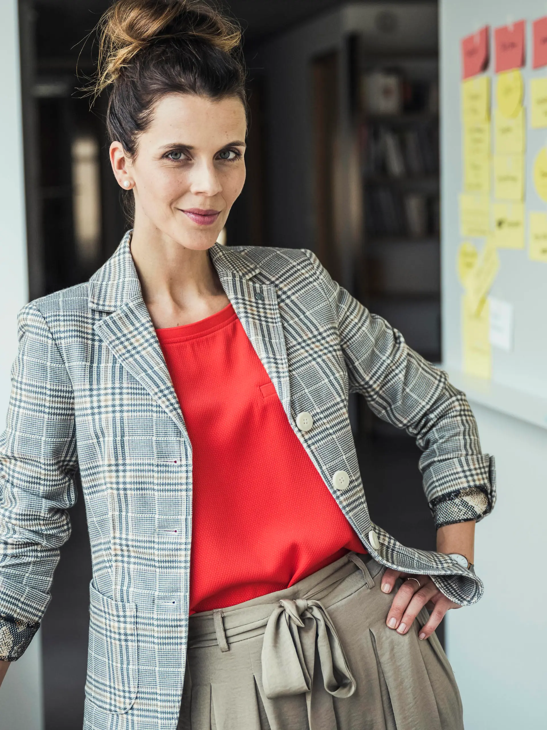 IMAGO Creative: Internationaler Frauenmonat, Geschlechterrollen aufbrechen Businesswoman with hand on hip standing in office model released Symbolfoto property released UUF24426