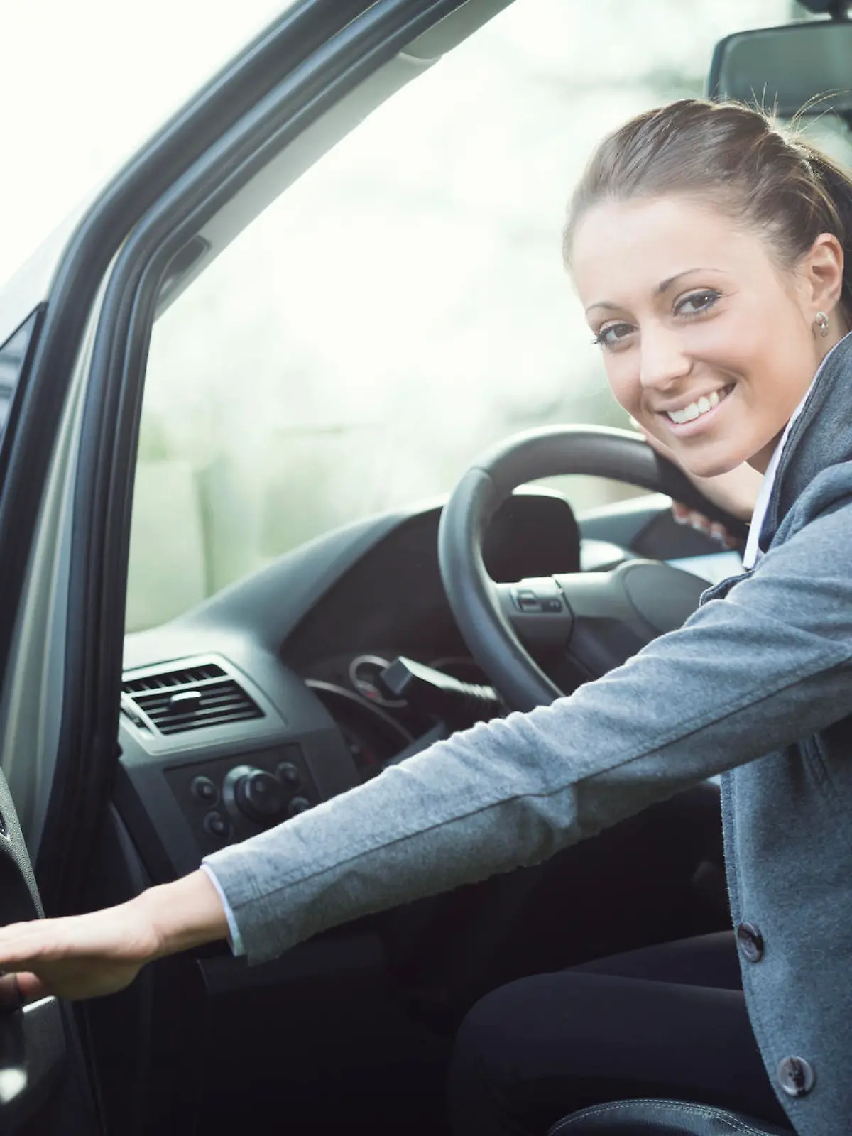 Autofahrerin steigt aus