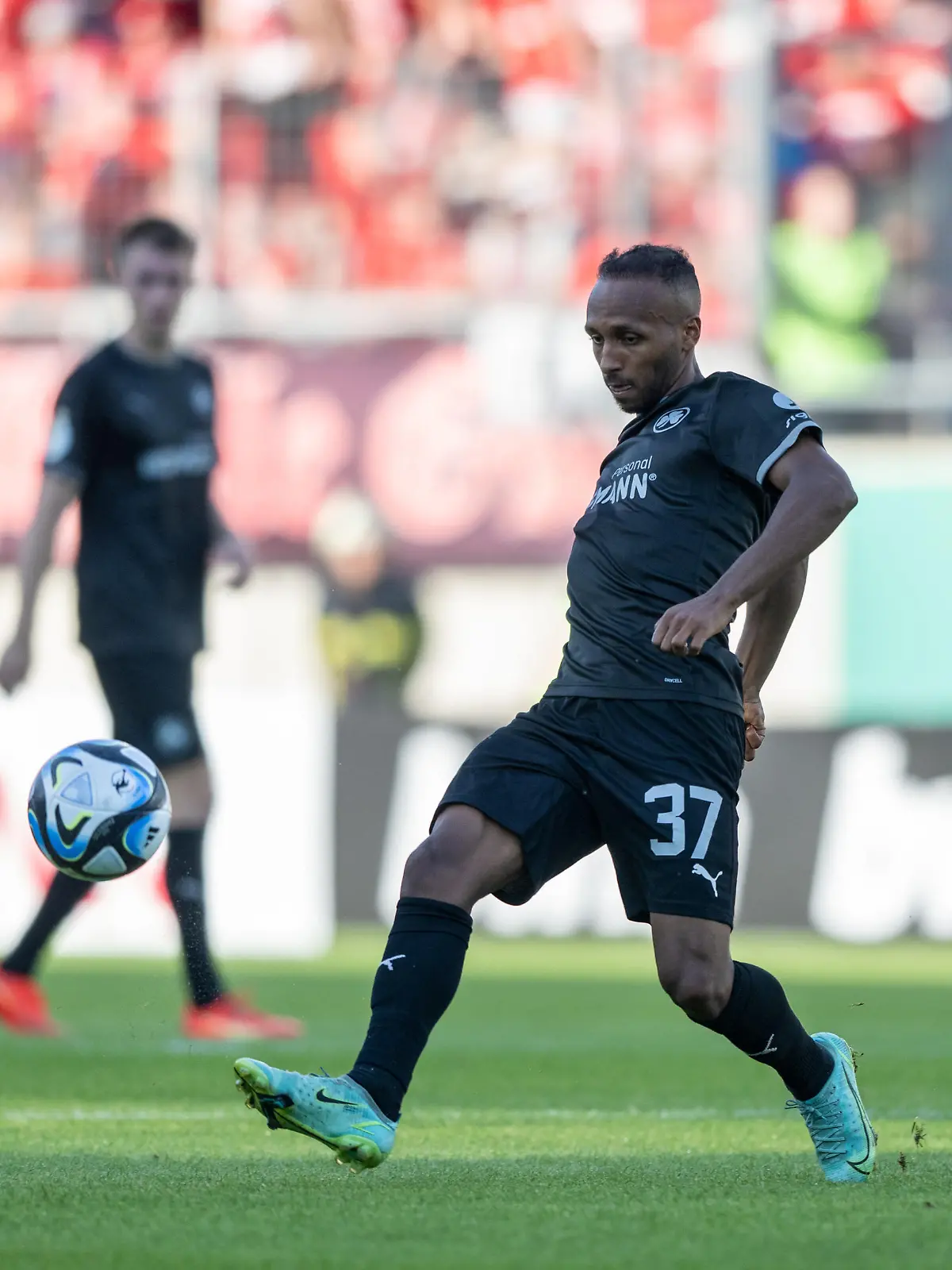 12.08.2023, Sachsen-Anhalt, Halle (Saale): Fußball: DFB-Pokal, Hallescher FC - SpVgg Greuther Fürth, 1. Runde, Leuna-Chemie-Stadion. Fürths Julian Green in Aktion. (zu dpa: «Rassismusvorfall überschattet Fürther Pokalsieg: «Charakter zeigen»») Foto: Hendrik Schmidt/dpa - WICHTIGER HINWEIS: Gemäß den Vorgaben der DFL Deutsche Fußball Liga bzw. des DFB Deutscher Fußball-Bund ist es untersagt, in dem Stadion und/oder vom Spiel angefertigte Fotoaufnahmen in Form von Sequenzbildern und/oder videoähnlichen Fotostrecken zu verwerten bzw. verwerten zu lassen. +++ dpa-Bildfunk +++