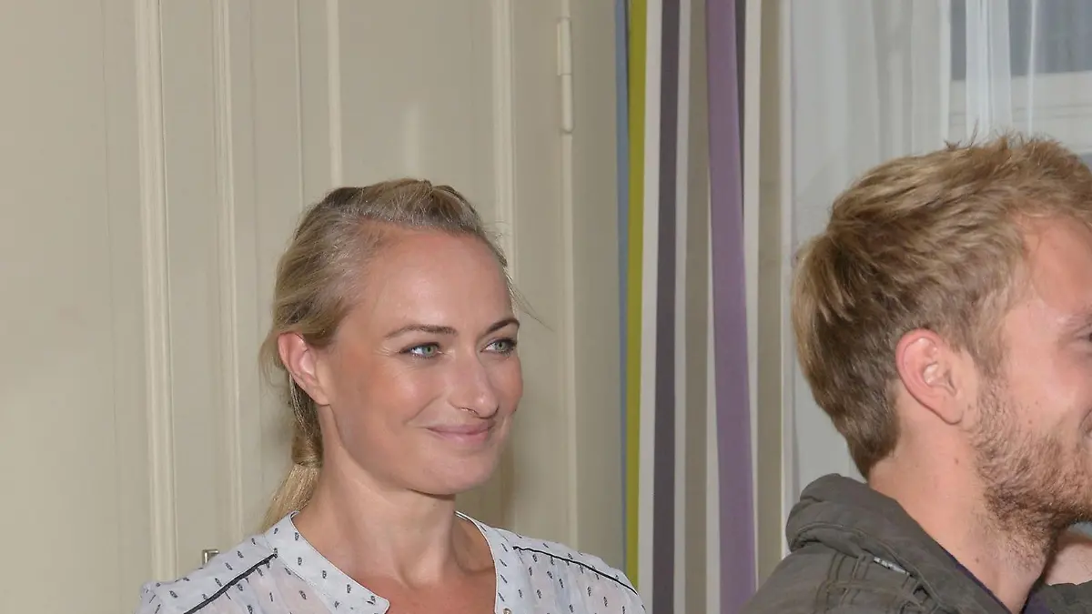 Alexander (Clemens Löhr, r.) und Maren (Eva Mona Rodekirchen) freuen sich als Paul (Niklas Osterloh), der Patensohn von Alexander zu Besuch kommt.