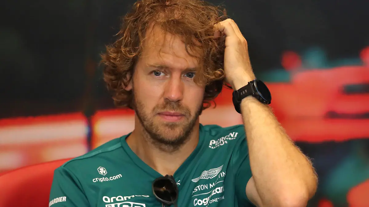 ARCHIV - 27.05.2022, Monaco: Motorsport: Formel-1-Weltmeisterschaft, Grand Prix von Monaco. Der deutsche Aston-Martin-Pilot Sebastian Vettel während einer Pressekonferenz vor dem freien Training. Vettels Formel-1-Teamchef hat Gerüchte über eine mögliche Verpflichtung von Mick Schumacher gekontert. (zu dpa «Vettel-Teamchef will «mit Sebastian weitermachen») Foto: Daniel Cole/AP/dpa +++ dpa-Bildfunk +++
