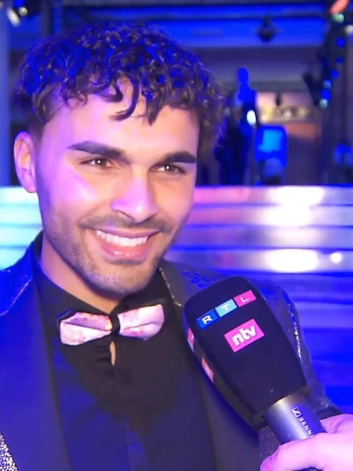 Younes Zarou ist im Netz ein Star! Fast 50 Millionen Follower hat er bei TikTok und demnächst wird der 24-jährige Hesse bei „Let's Dance“ antreten. Beim Ball des Sports in der Festhalle musste der Moderator Johannes B. Kerner den TikToker aber noch ausführlich vorstellen. Wir kennen ihn schon länger und freuen uns im Countdown mit ihm über seinen riesigen Erfolg.