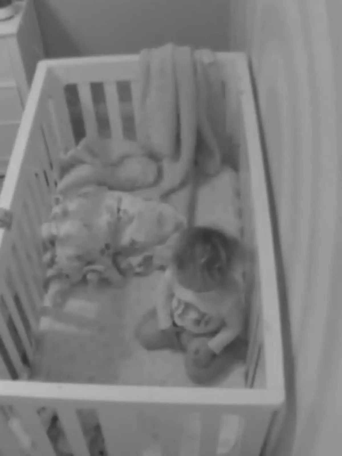 Geschwister können manchmal streiten - und manchmal einfach nur süß zueinander sein! Mama Kristy Kusler hatte ein wichtiges Meeting, als ihre zweijährige Tochter Madison plötzlich mit dem Schreien anfing. Für Kristy gab es zu dem Zeitpunkt kein Entkommen aus dem Termin, weshalb ihr vierjähriger Sohn Hunter zum Ersatz-Papa wurde.