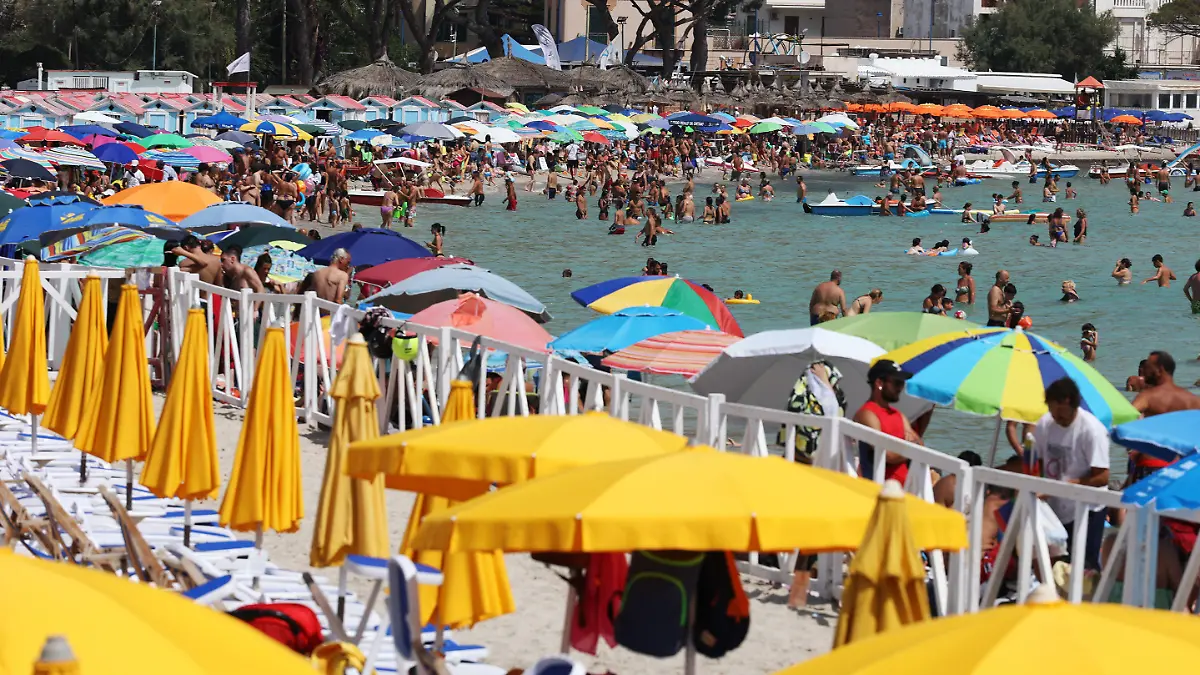 16.07.2023, Italien, Palermo: Zahlreiche Menschen sind am Strand von Mondello zu sehen. Temperaturen um die 40 Grad tagsüber und 30 Grad nachts machen den Menschen in weiten Teilen Südeuropas zu schaffen. Foto: Alberto Lo Bianco/LaPresse via ZUMA Press/dpa +++ dpa-Bildfunk +++