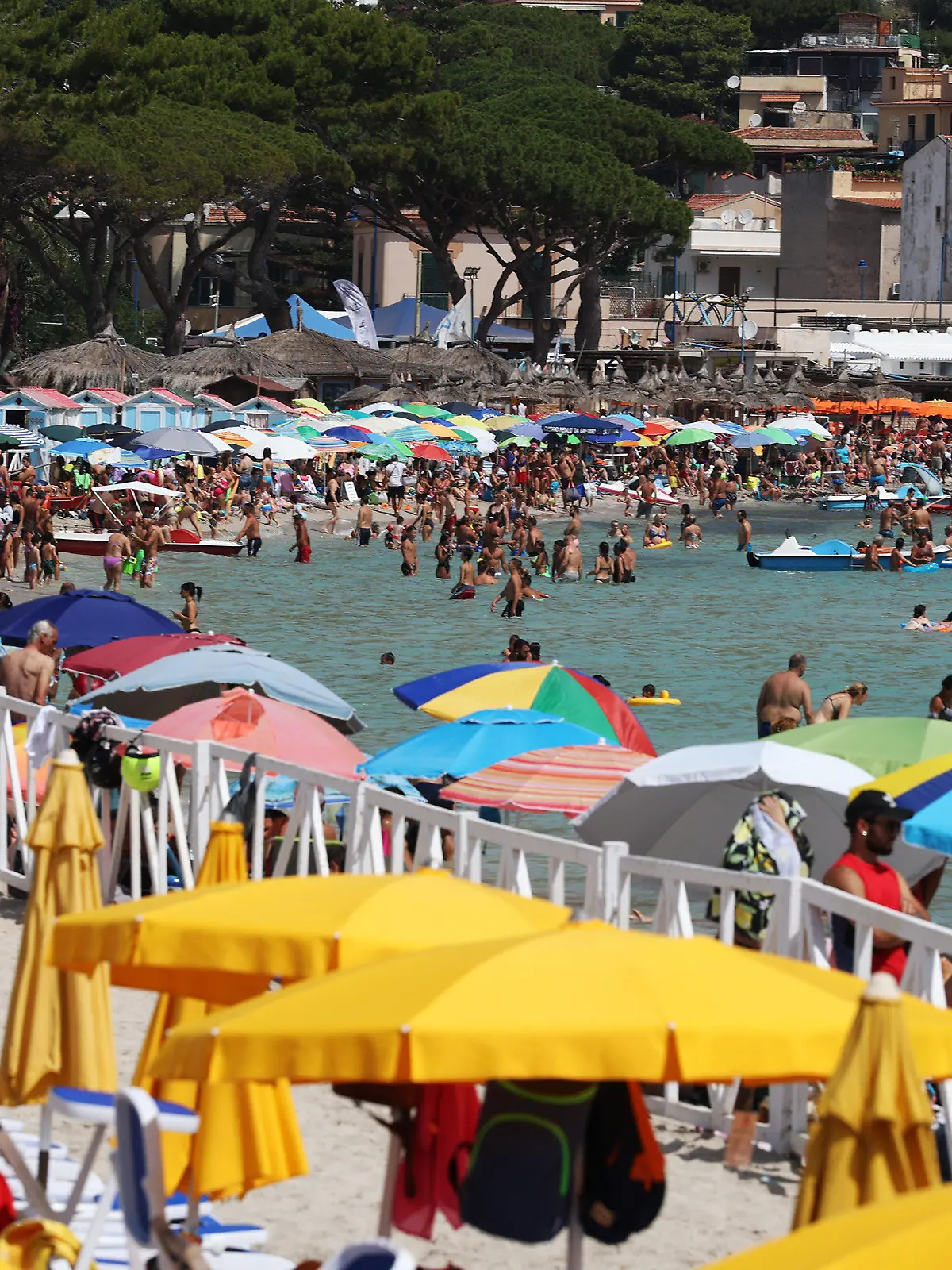 16.07.2023, Italien, Palermo: Zahlreiche Menschen sind am Strand von Mondello zu sehen. Temperaturen um die 40 Grad tagsüber und 30 Grad nachts machen den Menschen in weiten Teilen Südeuropas zu schaffen. Foto: Alberto Lo Bianco/LaPresse via ZUMA Press/dpa +++ dpa-Bildfunk +++