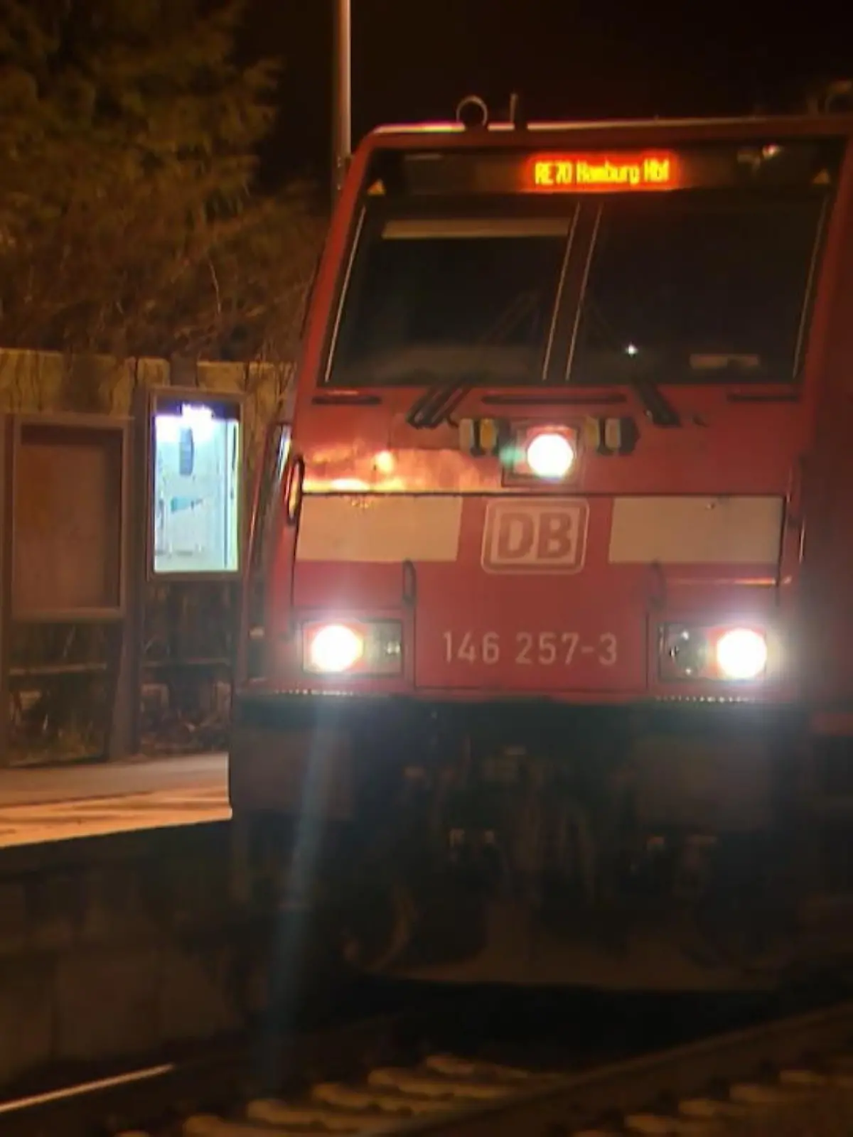 Ein Mann sticht in einem Zug anscheinend wahllos auf Fahrgäste ein, tötet zwei 17 und 19 Jahre alte Menschen und verletzt sieben weitere. Auch Unternehmer Christian Götzner (61) sitzt in dem Regionalexpress von Kiel nach Hamburg, als der 33-Jährige mit dem Messer um sich sticht. Und erlebt mit, wie mutige Passagiere den Angreifer stoppen, indem sie ihm einen Koffer entgegenwerfen.