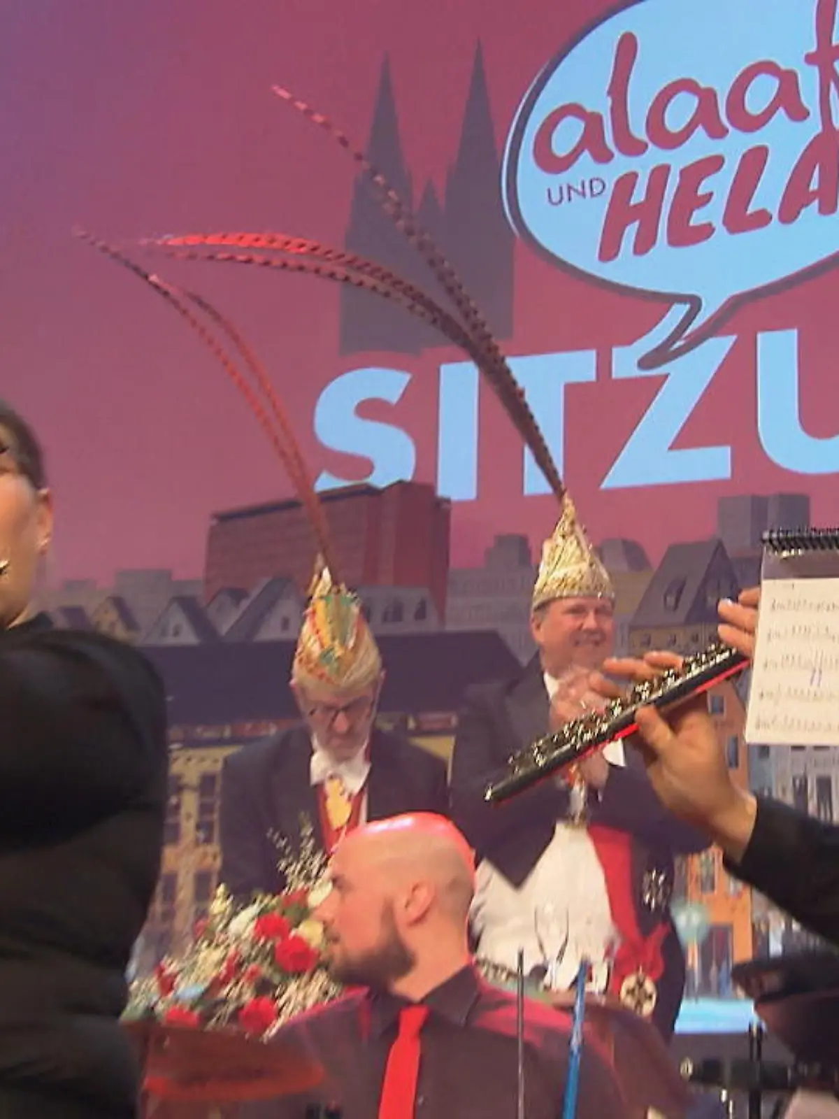 Kölner und Düsseldorfer feiern zusammen Karneval. Eigentlich sind die beiden Städte ja Erzfeinde, aber gestern Abend machten sie in der Domstadt Seite an Seite Party. Auch RTL WEST war dabei.